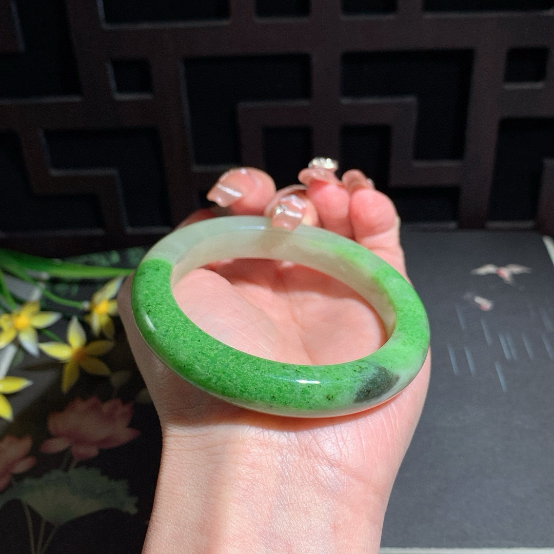 和田玉56圈口翠青手镯！玉质细腻油润 底色纯净 无纹裂 脂粉好，品质高