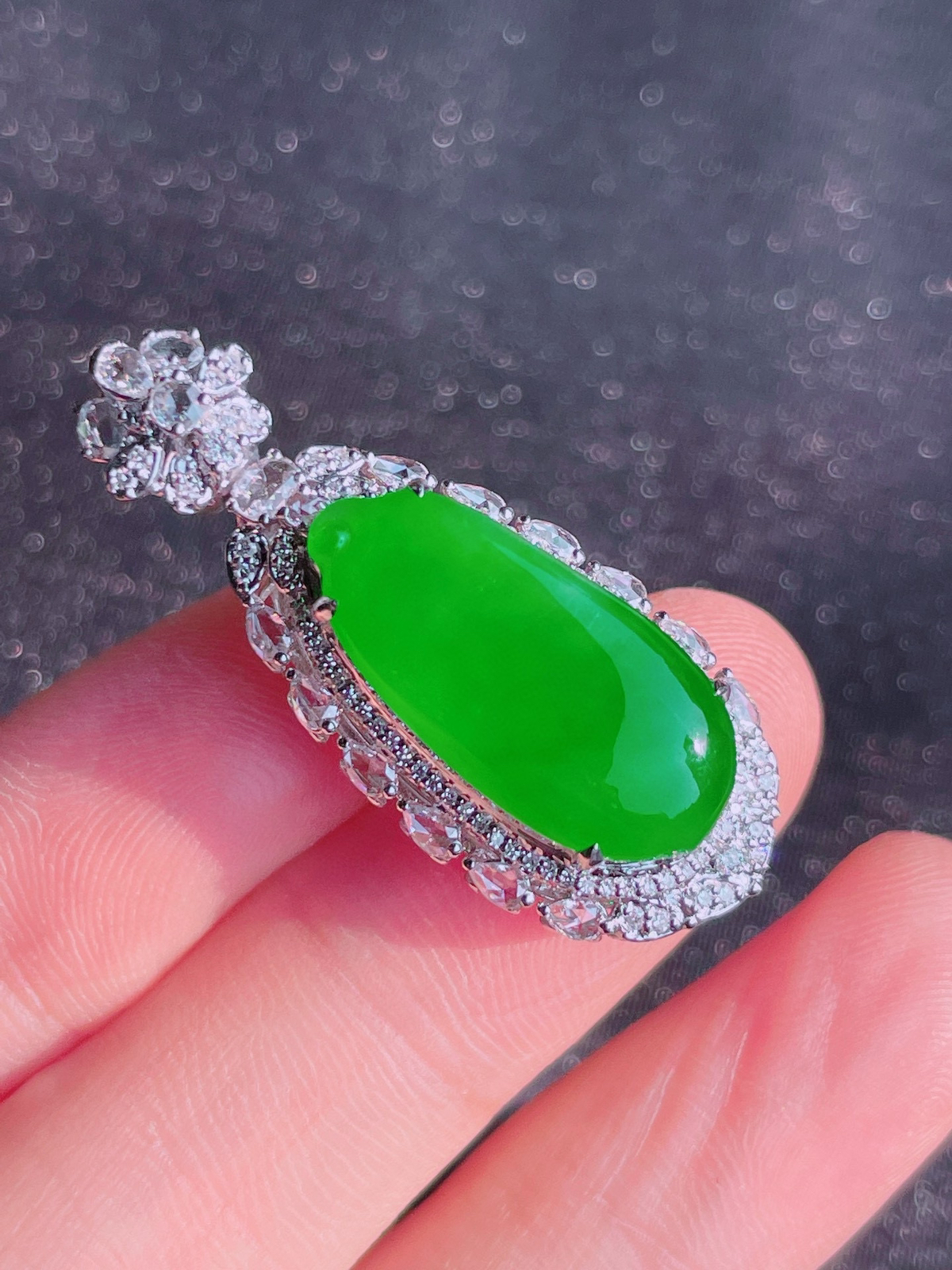 高冰绿福瓜吊坠，晶莹剔透，新颖时尚，品相完美