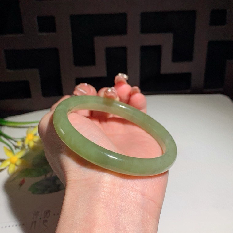 和田玉61圈口黄口料手镯！玉质细腻油润 底色纯净 无纹裂 脂粉好，品质好！