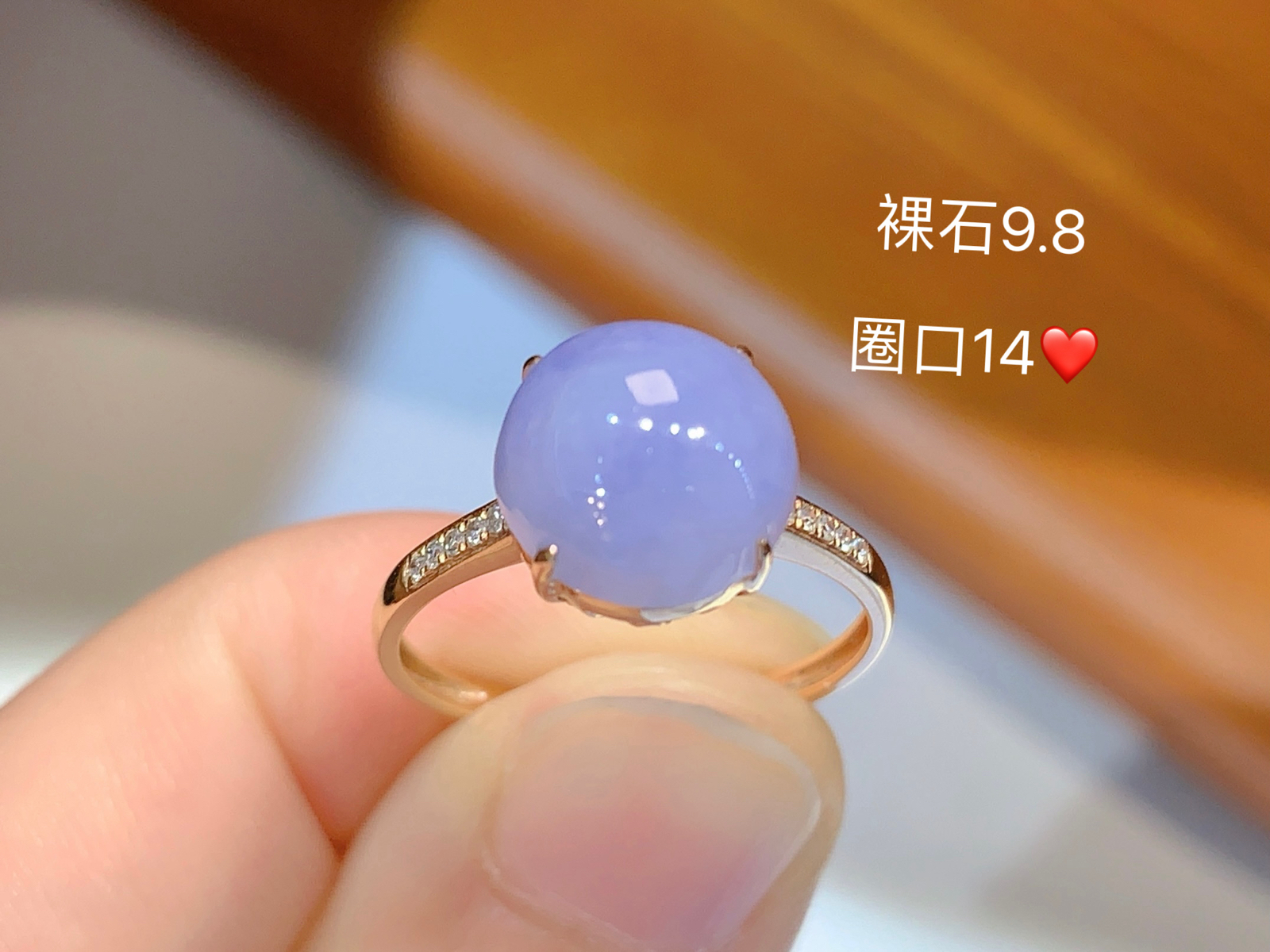 温柔紫翡蛋面戒指 
浓紫温润，白钻点缀 气质绝了～