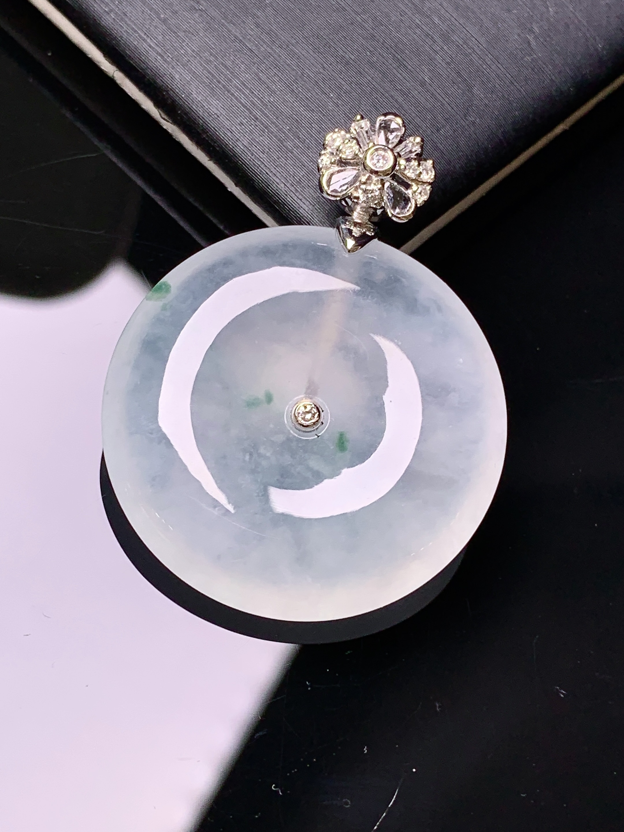 18k金钻镶嵌冰种平安扣吊坠 玉质细腻 色泽艳丽清新 水润亮眼 整体尺寸35*26.6*6g2