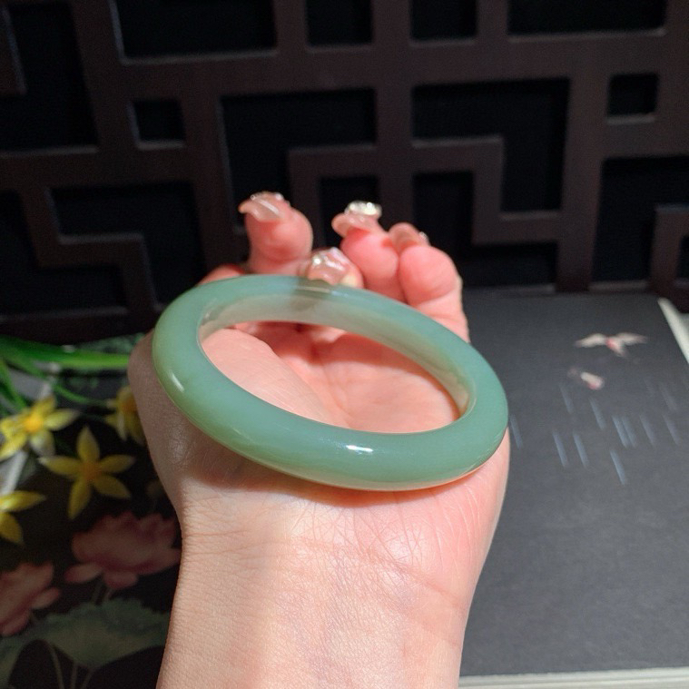 和田玉55.5圈口且末蓝手镯，玉质细腻油润 底色纯净 无裂无杂 脂粉好，品质高。