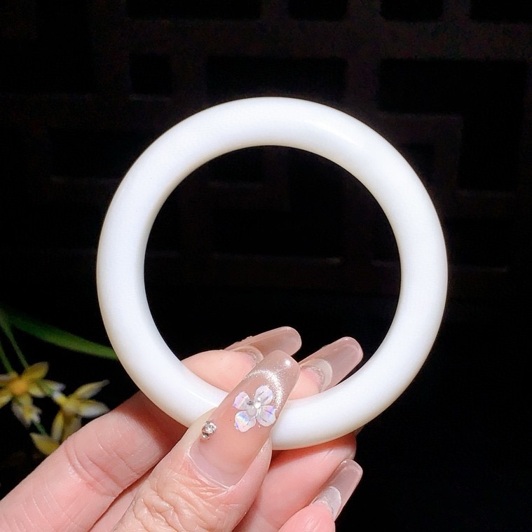 和田玉55圈口白玉手镯！玉质细腻油润 底色纯净 无裂无杂 脂粉好，品质高