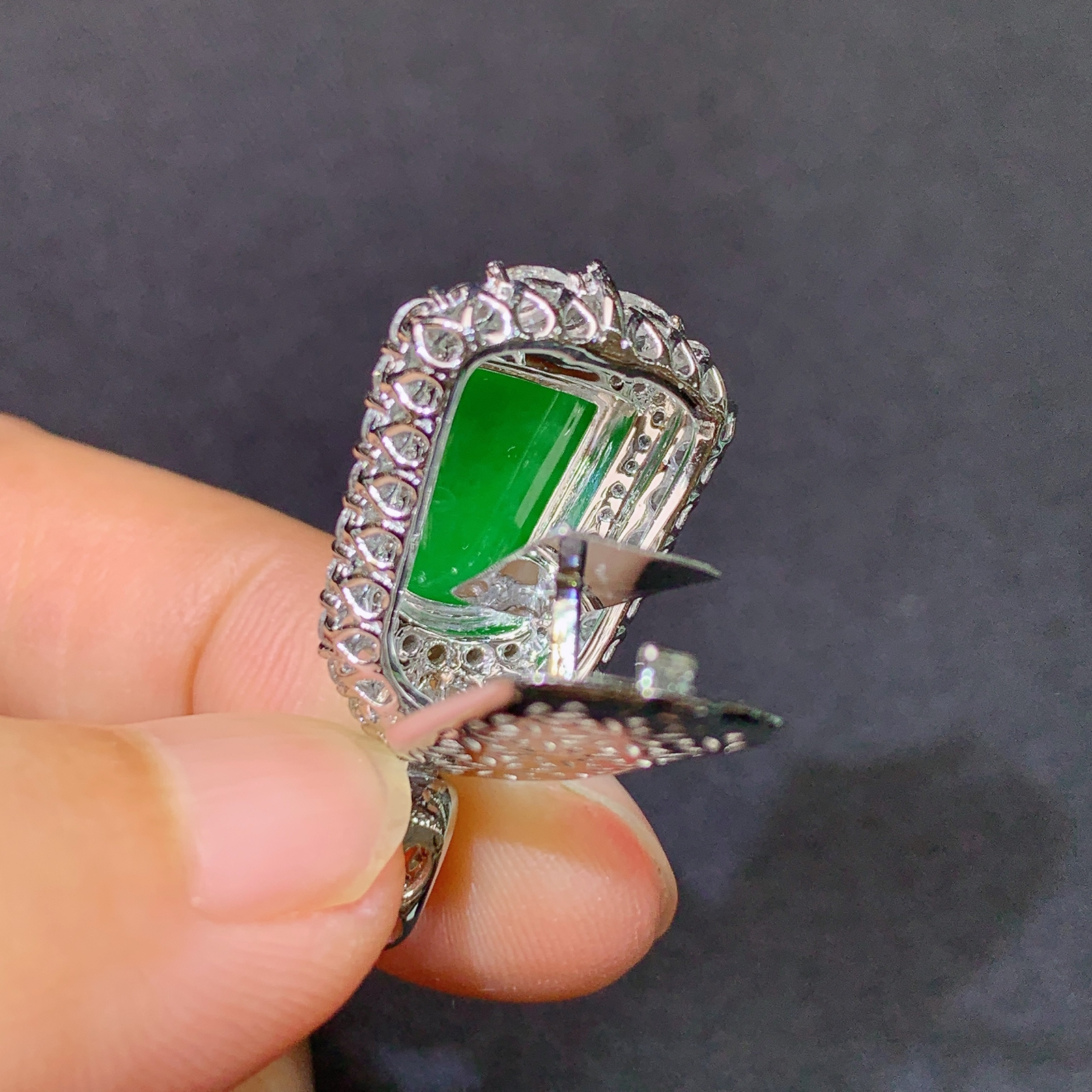 阳绿无事牌吊坠，18k金镶嵌，色泽鲜阳，种老水足，001 尺寸27.9*14.1*7.7