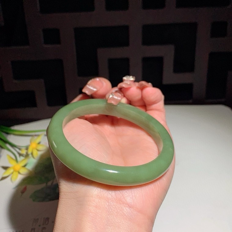 和田玉60圈口黄口料手镯！玉质细腻油润 底色纯净 无裂无黑 脂粉好，品质好！