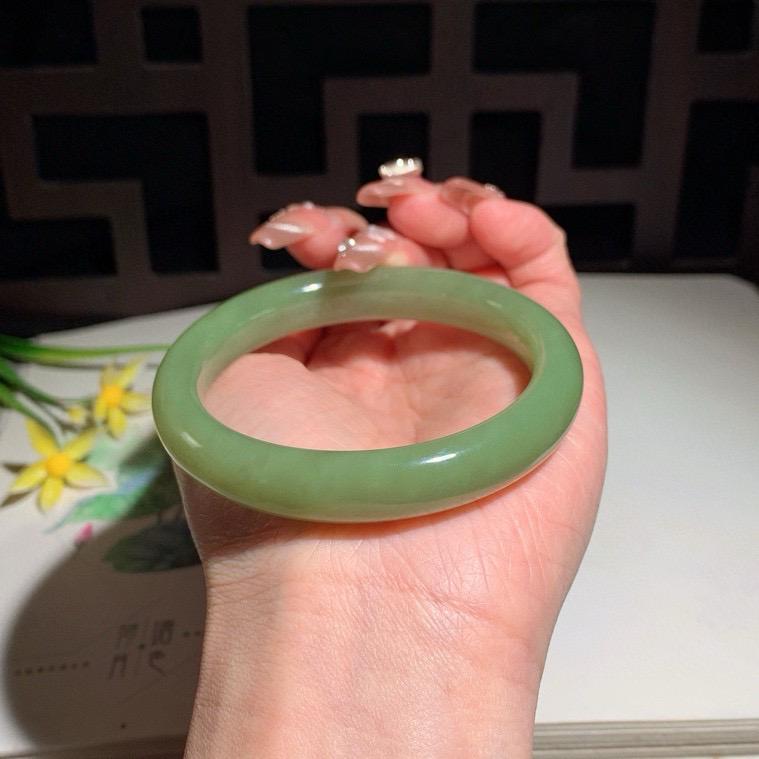 和田玉57圈口黄口料手镯！玉质细腻油润 底色纯净 无纹裂 脂粉好，品质好！