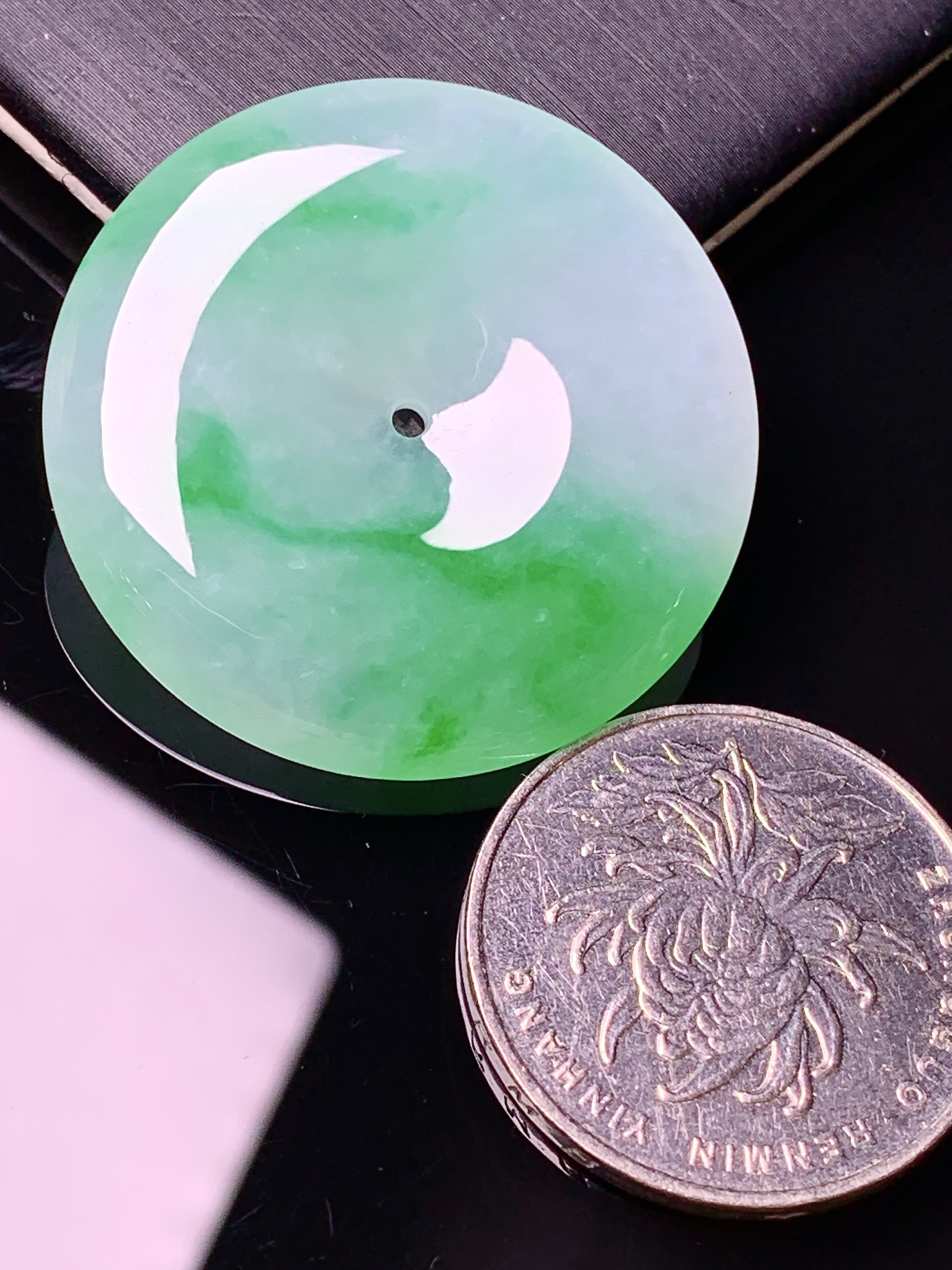 飘绿平安扣吊坠 玉质细腻 色泽艳丽清新 水润亮眼 整体尺寸34*6x1