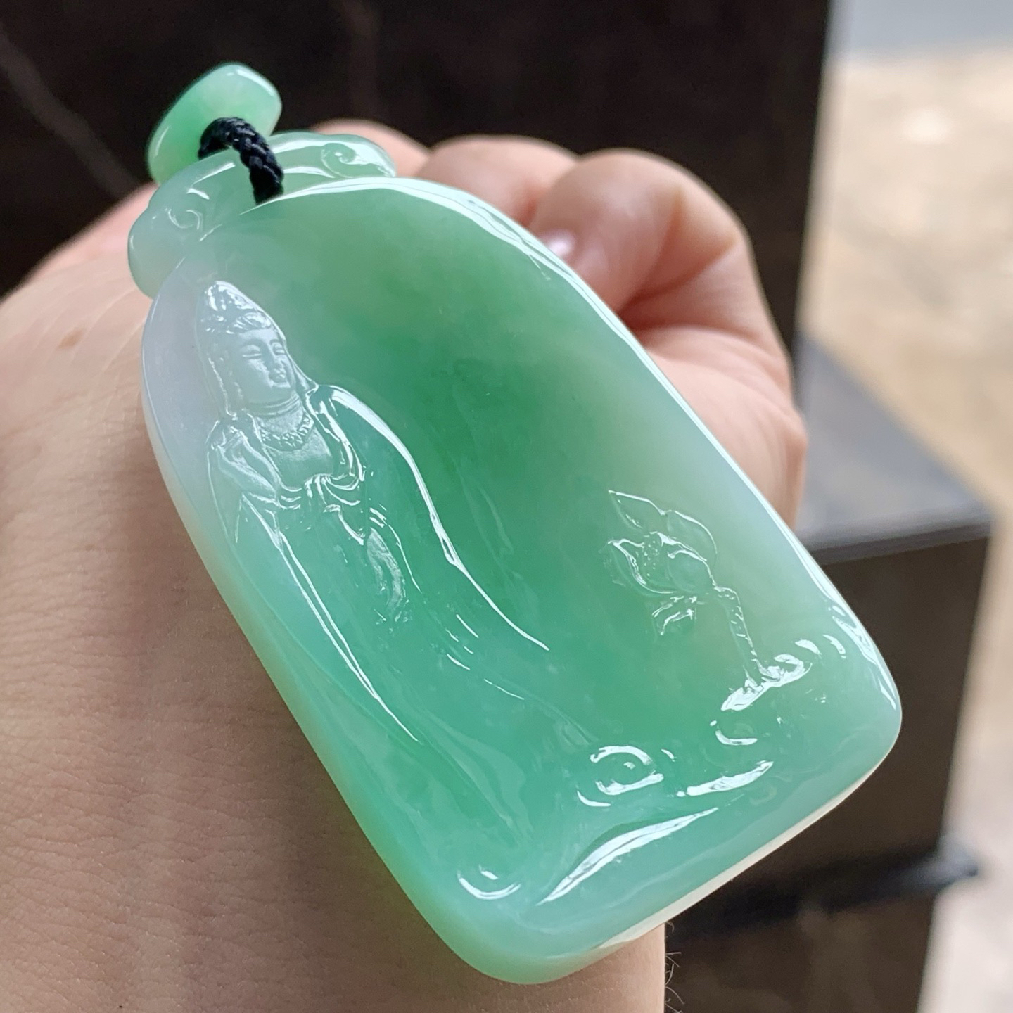 果阳绿观音牌
颜色漂亮 玉质细腻