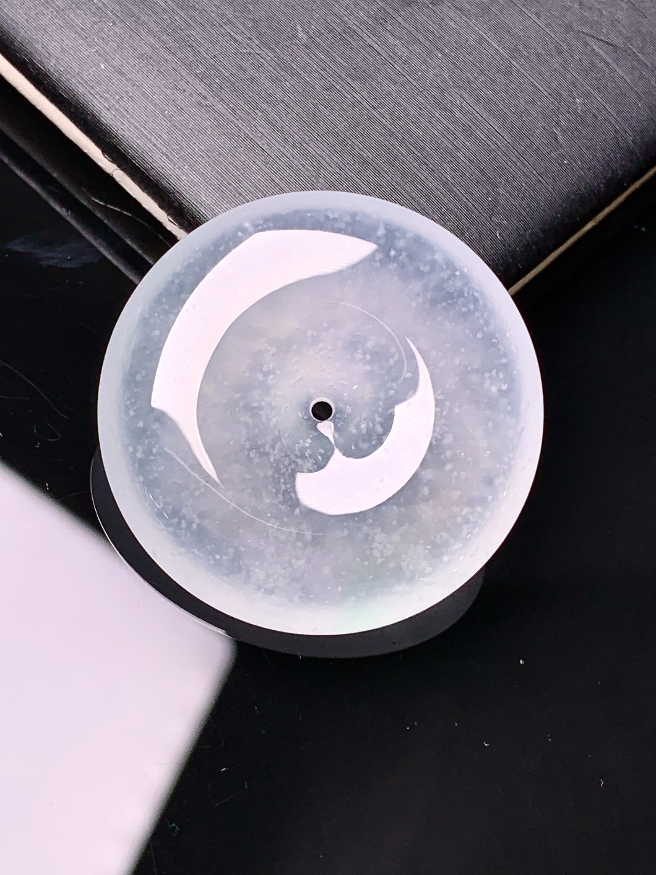 冰种平安扣吊坠 玉质细腻 色泽艳丽清新 水润亮眼 整体尺寸28*6x1