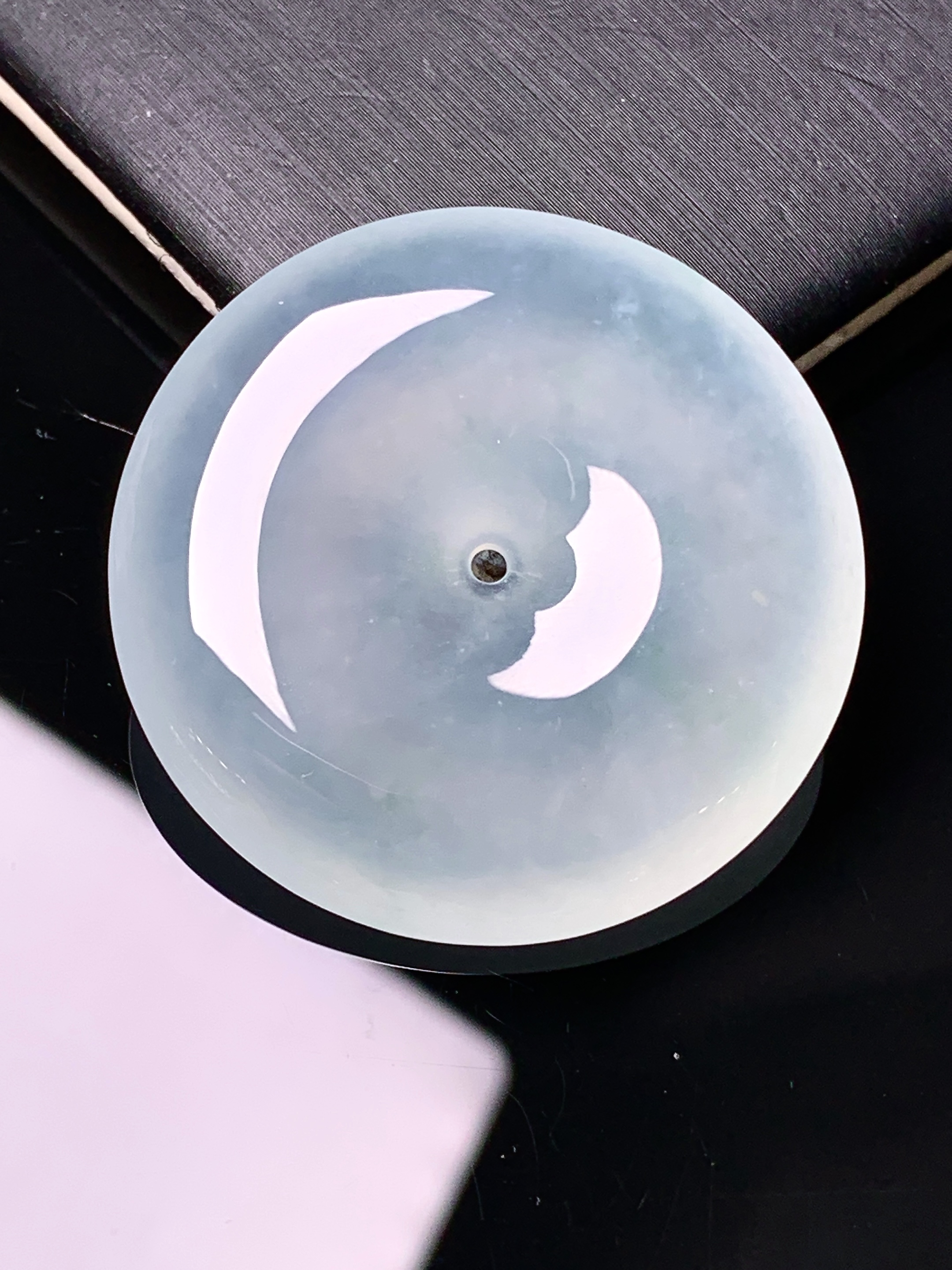 冰种平安扣吊坠 玉质细腻 色泽艳丽清新 水润亮眼 整体尺寸33.8*6.3x1