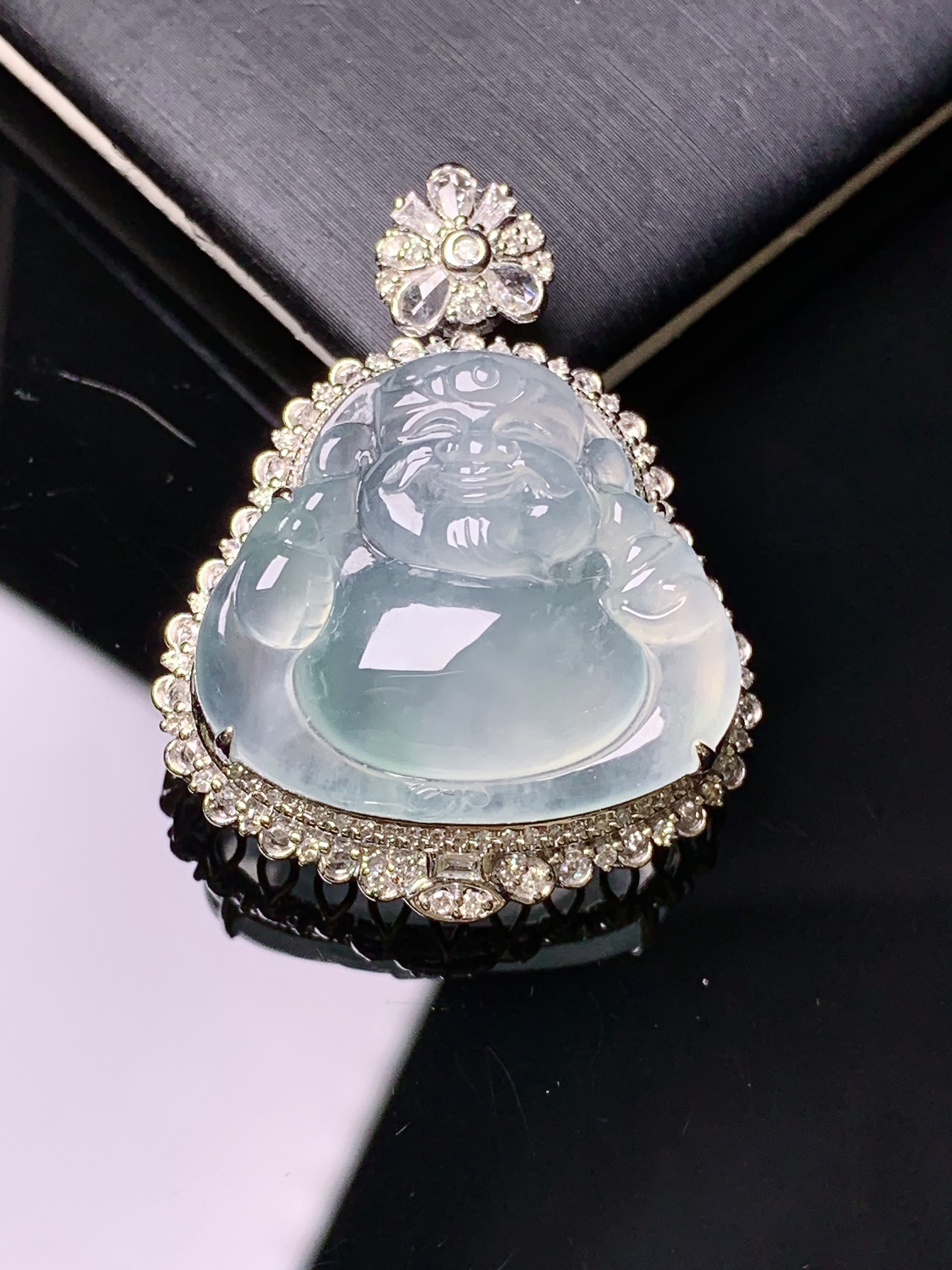 18k金钻镶嵌冰种财神吊坠 玉质细腻 色泽艳丽清新 水润亮眼 整体尺寸34.8*27.2*13.8g2