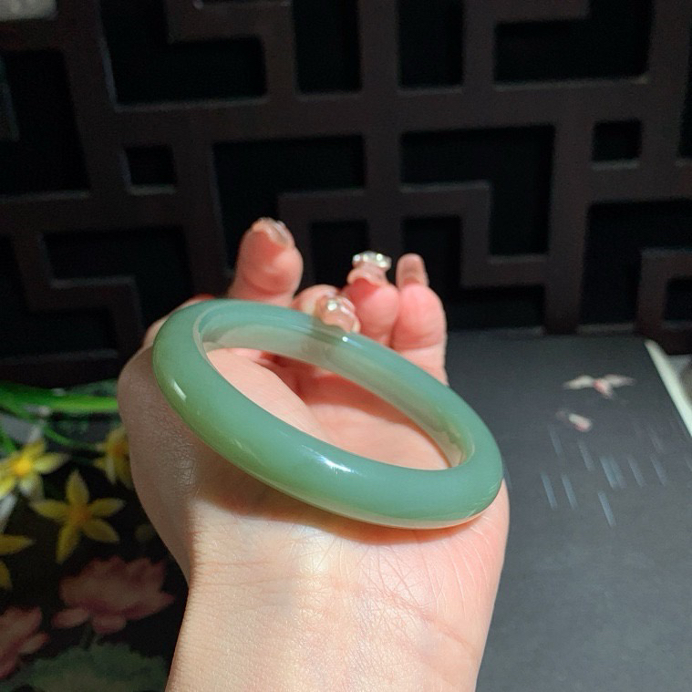 和田玉55.5圈口且末蓝手镯，玉质细腻油润 底色纯净 无裂无杂 脂粉好，品质高。