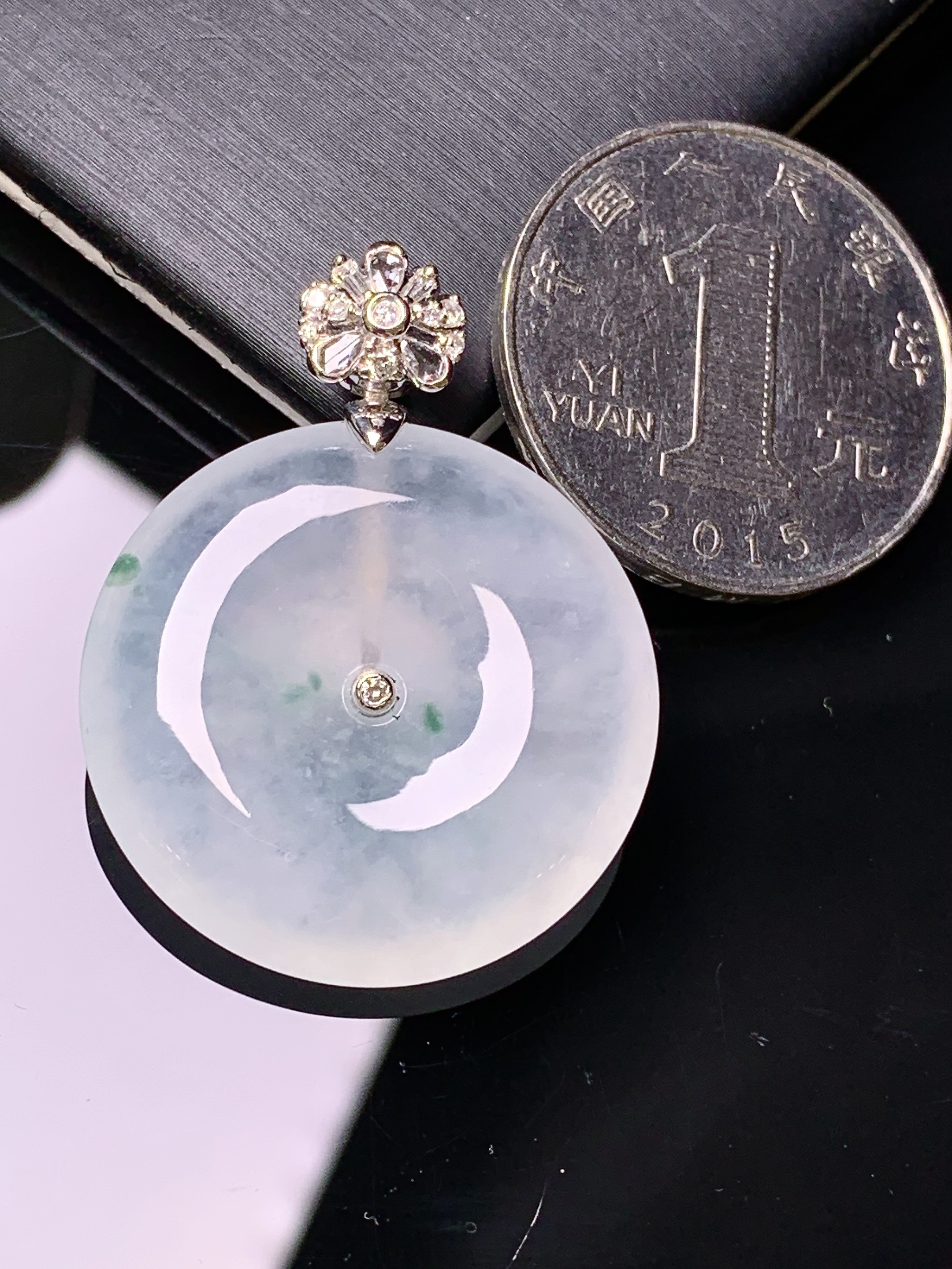 18k金钻镶嵌冰种平安扣吊坠 玉质细腻 色泽艳丽清新 水润亮眼 整体尺寸35*26.6*6g2