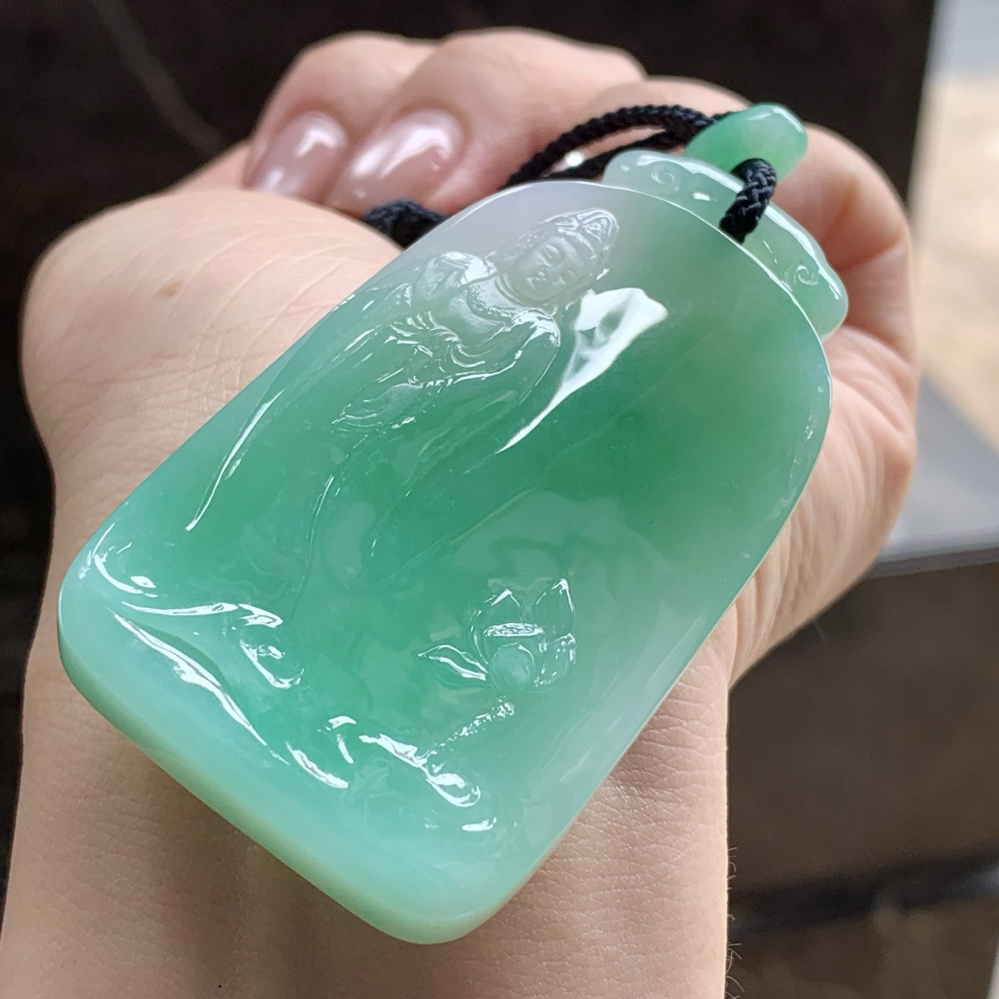 果阳绿观音牌
颜色漂亮 玉质细腻