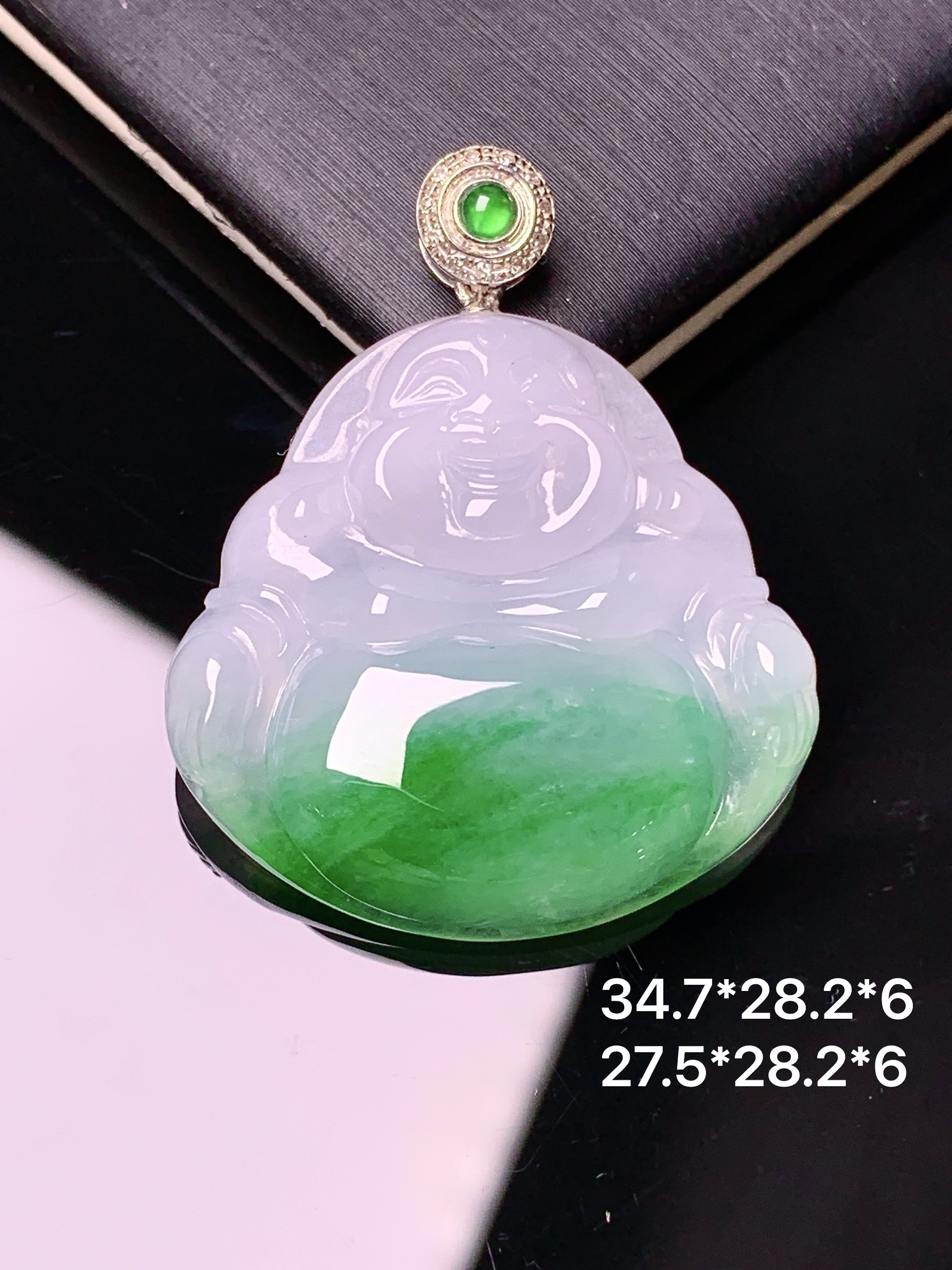 18k金钻镶嵌飘绿佛公吊坠 玉质细腻 色泽艳丽清新 水润亮眼 整体尺寸34.7*28.2*6x1