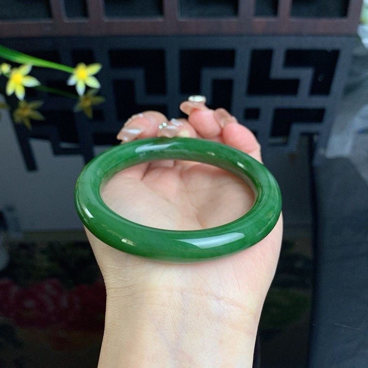 和田玉59圈口菠菜绿肥圆条碧玉手镯！玉质细腻油润 底色纯净 无裂无杂 脂粉好，品质高。