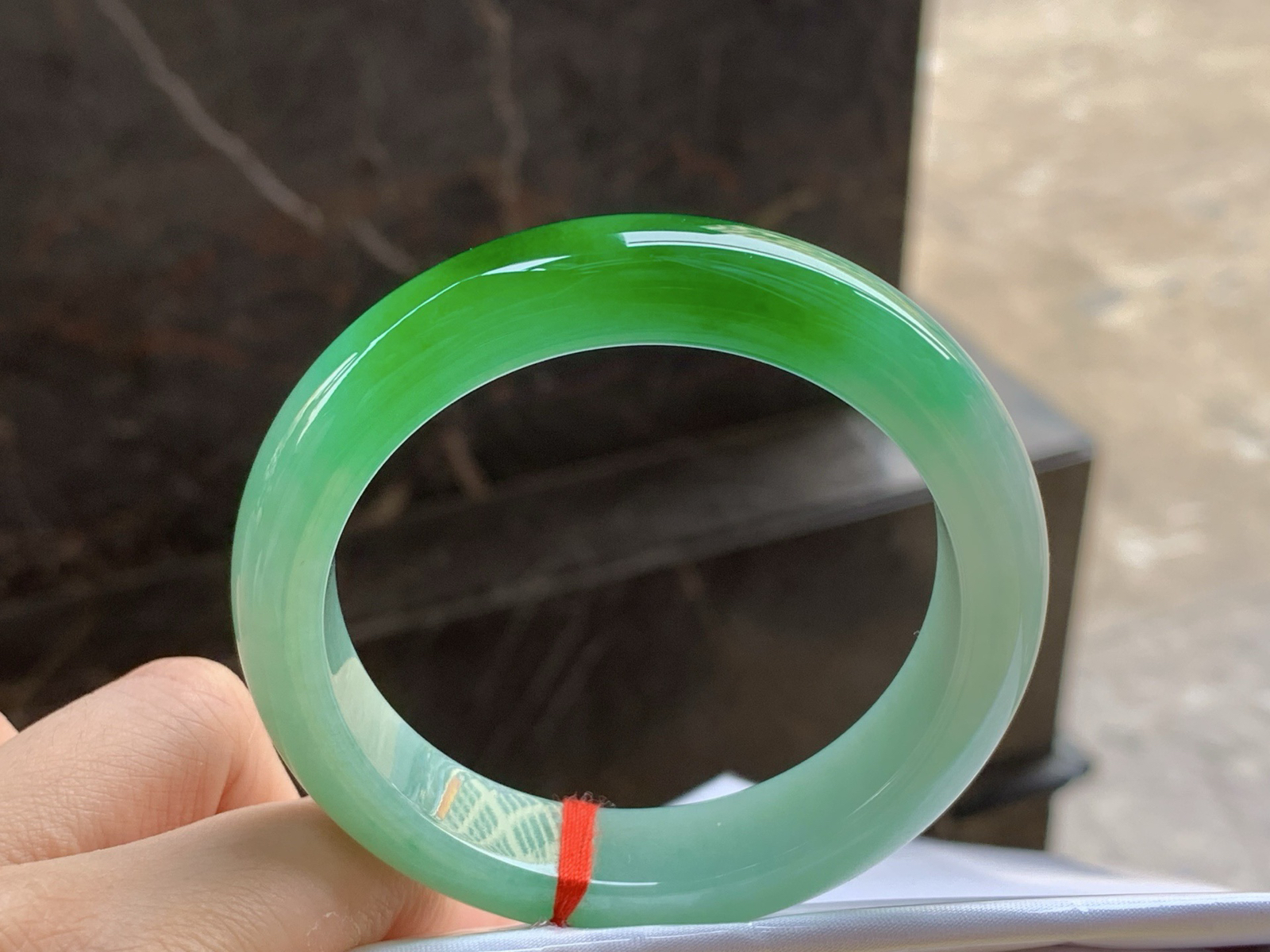 辣绿手镯
颜色漂亮 55.7/13/8.7mm