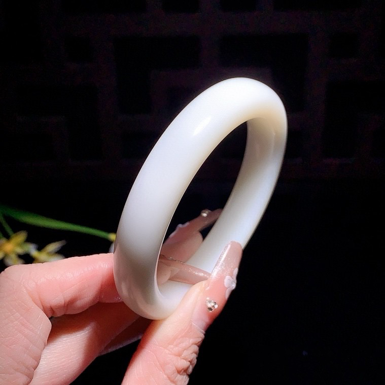 和田玉57圈口白玉手镯！玉质细腻油润 底色纯净 无裂无杂 脂粉好，品质高