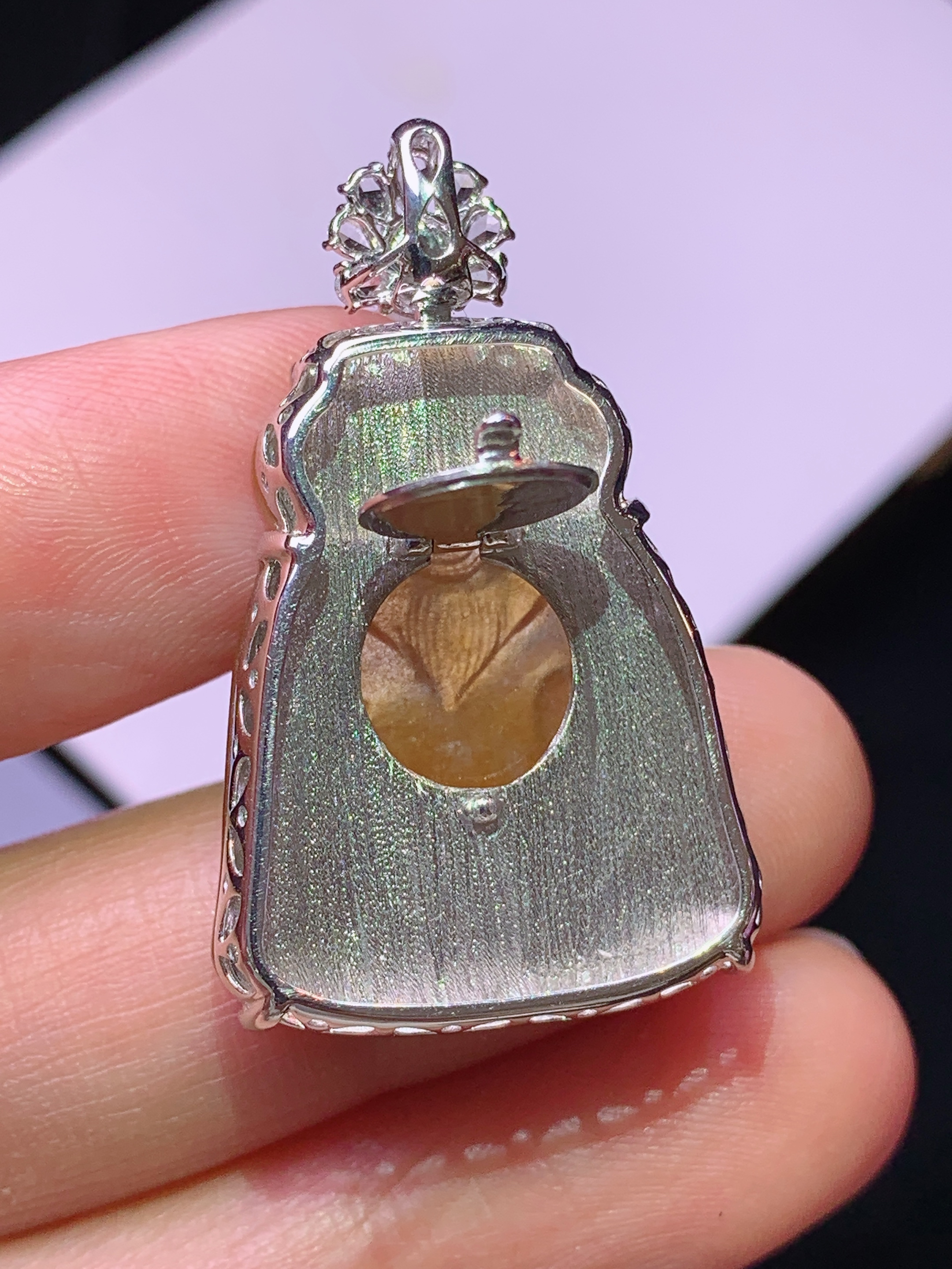 18k金钻镶嵌黄翡财神吊坠 玉质细腻 色泽艳丽清新 水润亮眼 整体尺寸35*21.3*7.2g2