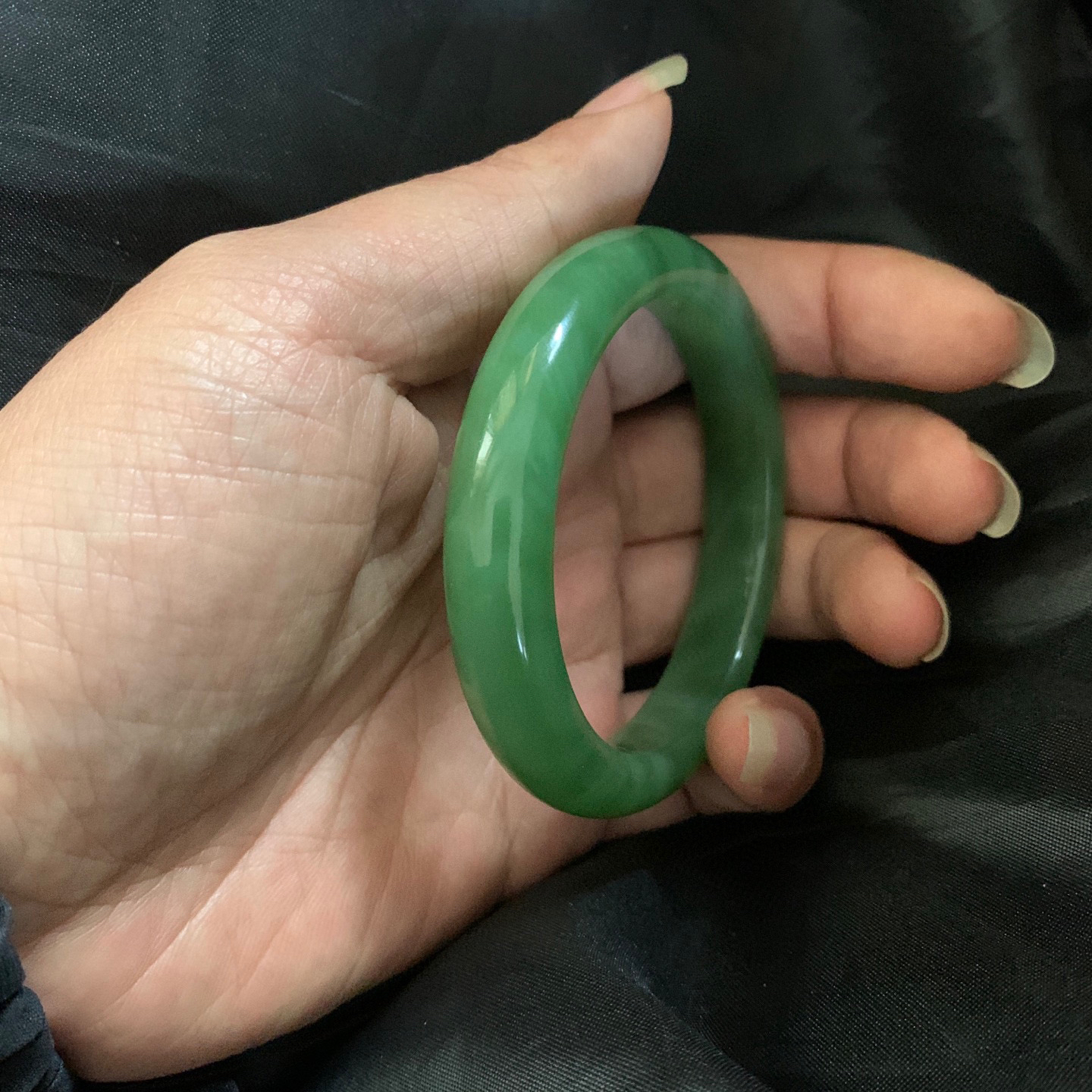 54.5圈口和田玉碧玉冰底果绿色手镯，和田玉54.5圈口碧玉手镯，镯型古朴典雅。在诗情画意的雨巷相遇