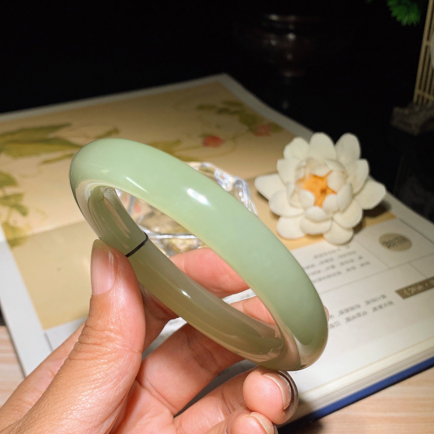 56圈口 和田玉清水手镯 56圈口条宽11玉质细腻油润。手推出油。佩戴高端典雅。lt260401