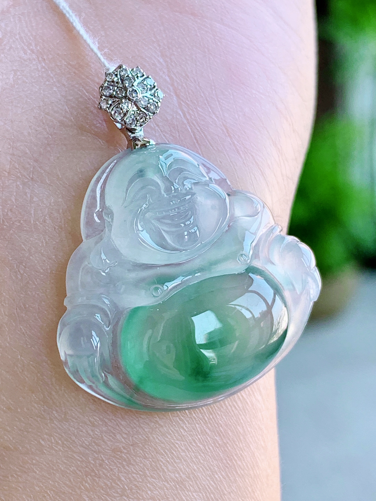 【镶嵌】🫧冰飘花佛公吊坠  
【说明】缅料 18k金镶嵌 性价比高  
【整体】32.8
【裸石】27-25-6.3