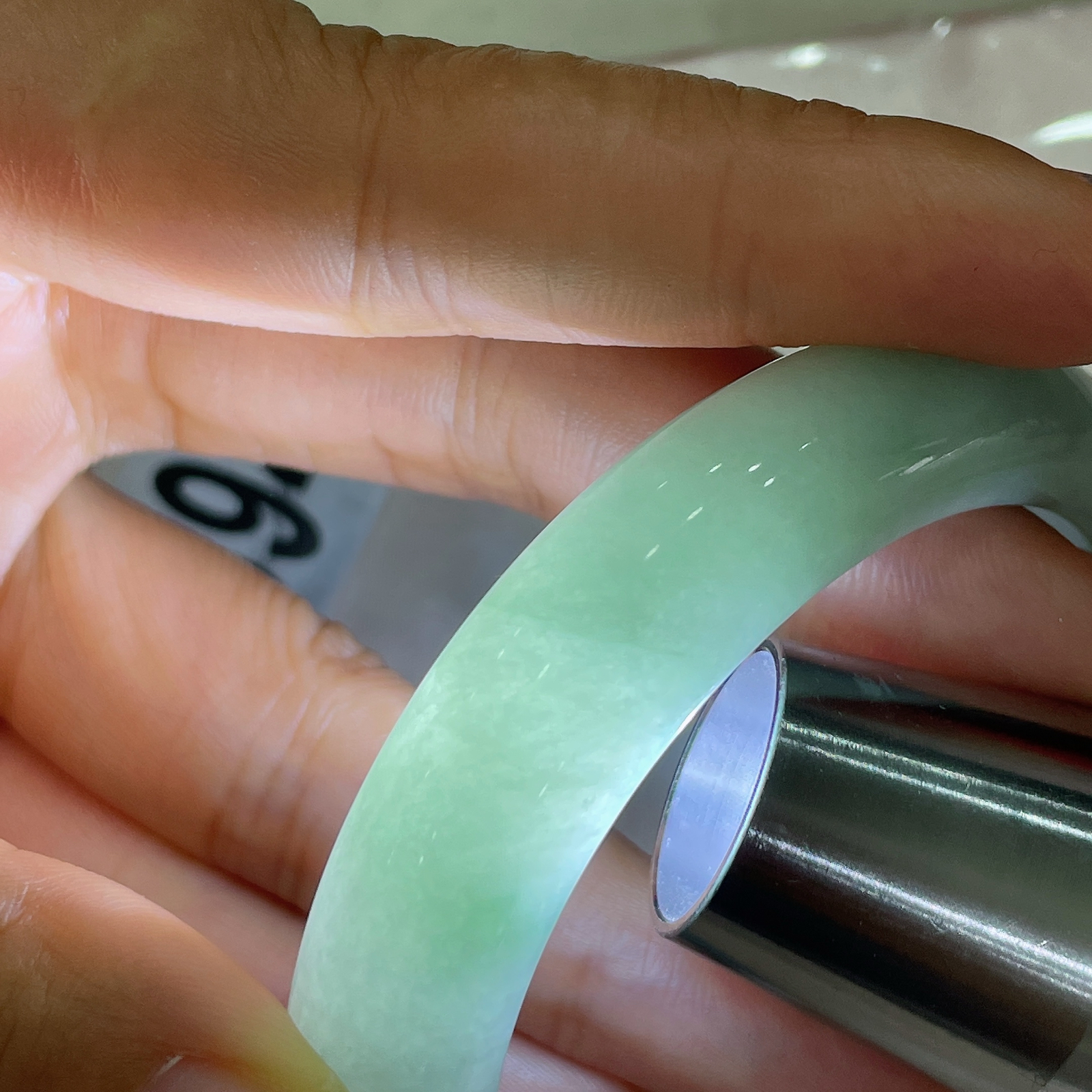 53.2/11.9/8.2，蓝底正圈，水润细腻，种老，玉暖人心，美不自知。棉线