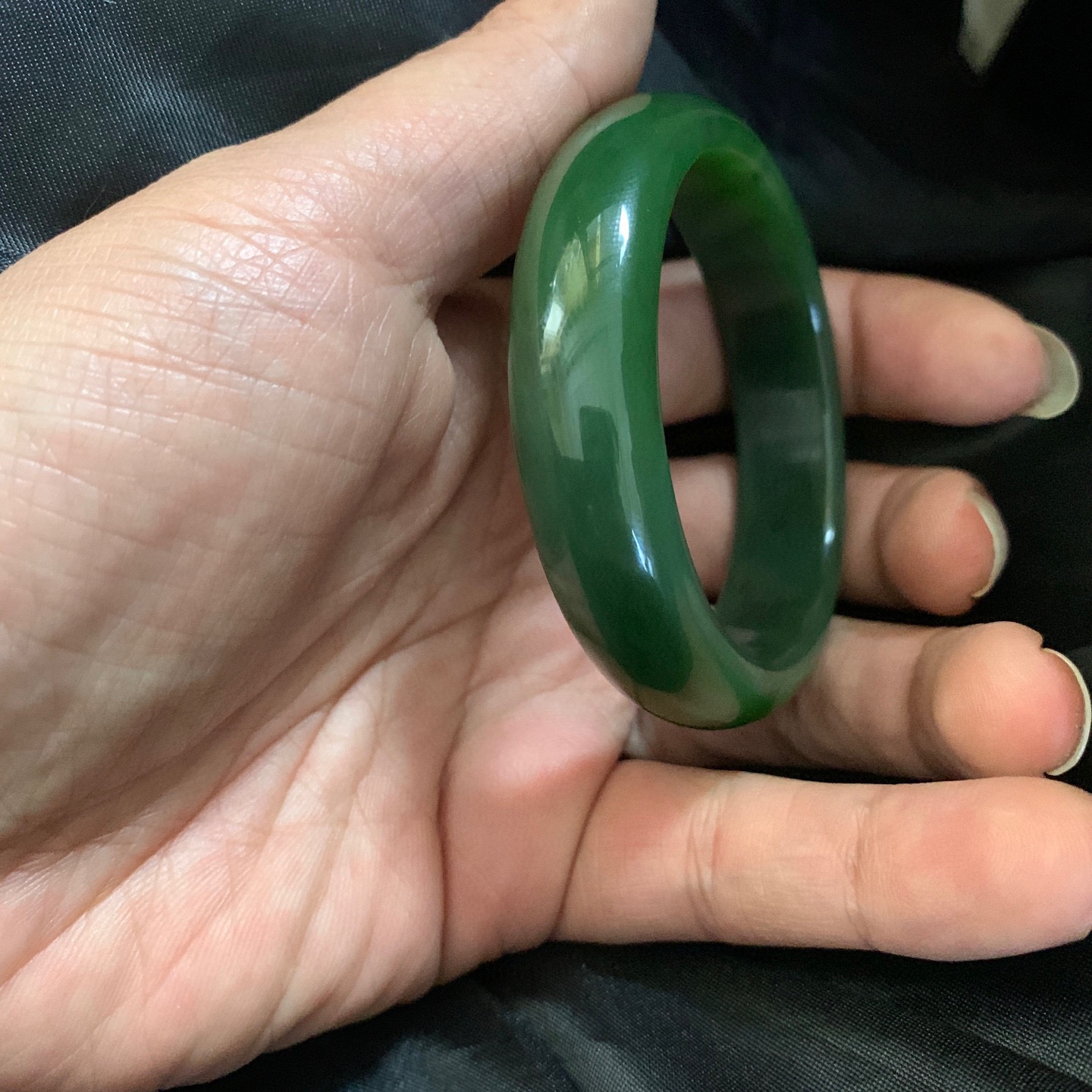 51.8圈口和田玉碧玉菠菜绿手镯，和田玉51.8圈口碧玉手镯，镯型古朴典雅。在诗情画意的雨巷相遇，你