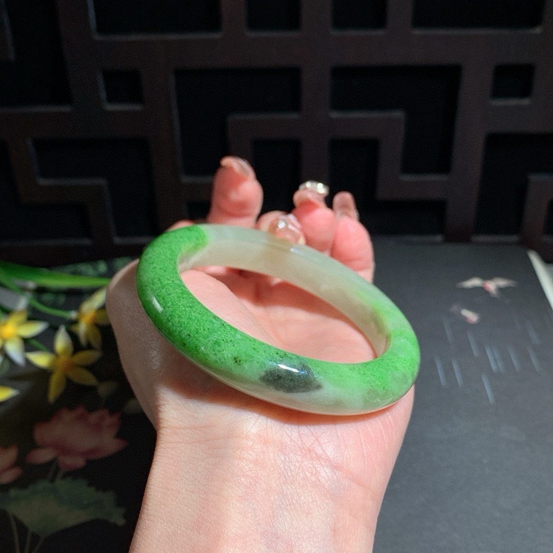 和田玉56圈口翠青手镯！玉质细腻油润 底色纯净 无纹裂 脂粉好，品质高