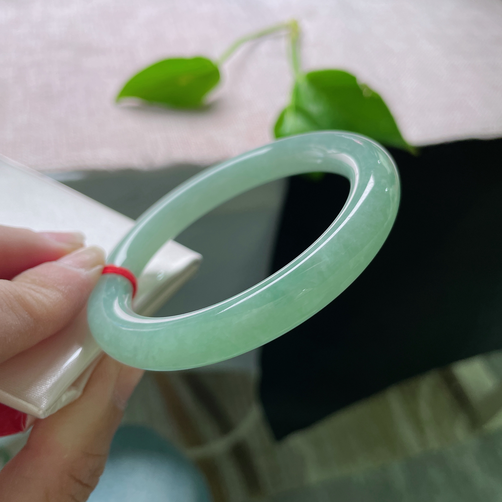 尺寸：55.3/9.3果绿圆条，水润细腻，清新简约，秀丽倾心。