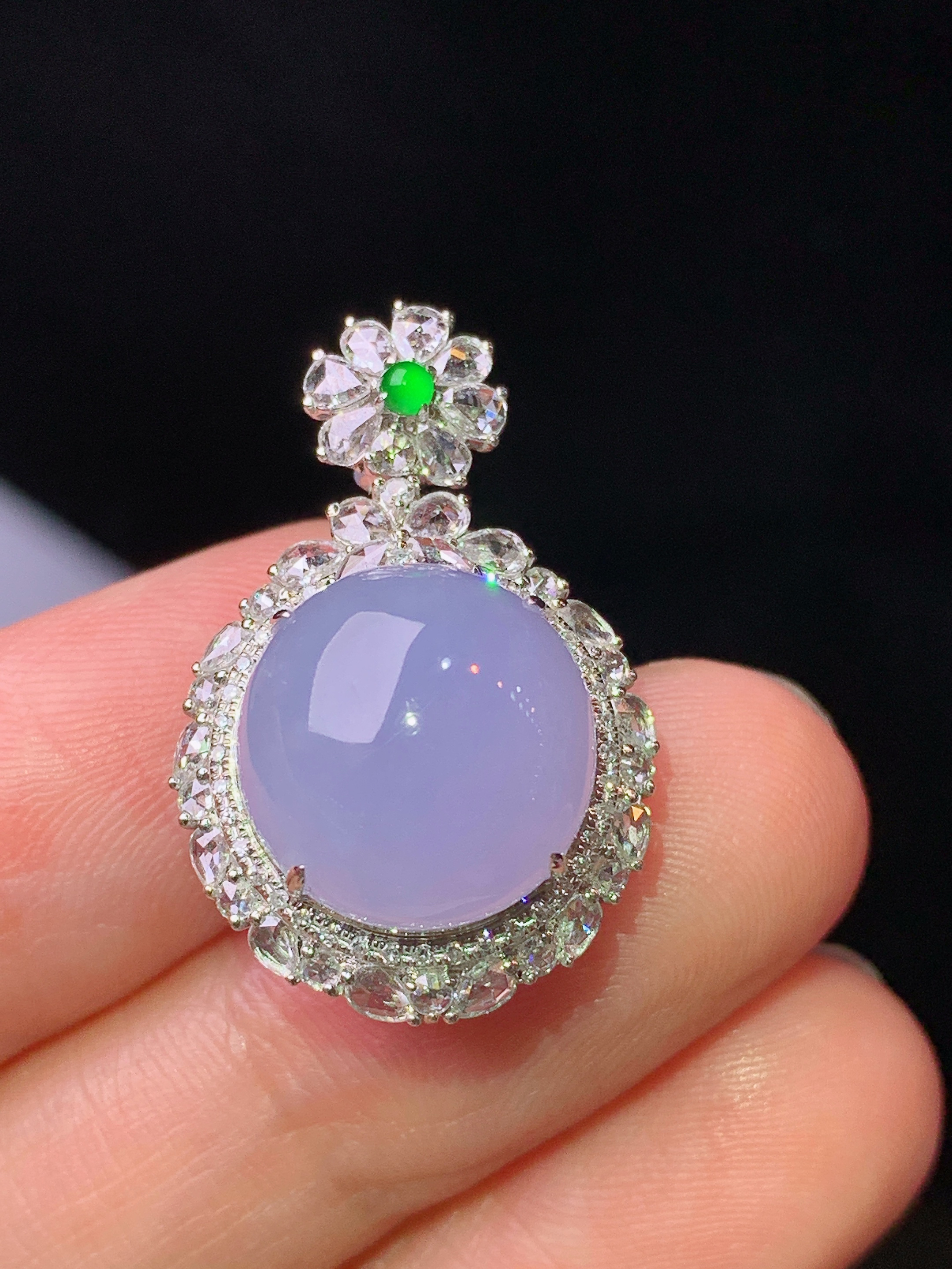 18k金钻镶嵌紫罗兰蛋面吊坠 玉质细腻 色泽艳丽清新 水润亮眼 整体尺寸26.5*16.8*12.5