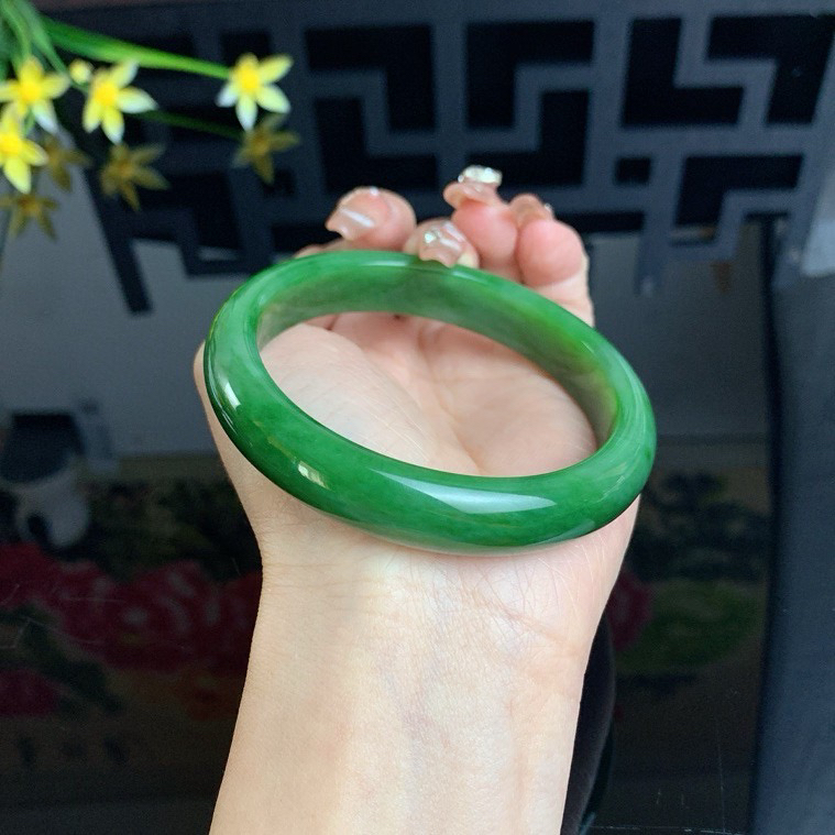 和田玉碧玉62.5圈口阳绿色碧玉手镯！玉质细腻油润 底色纯净 无裂无杂 脂粉好，品质高。