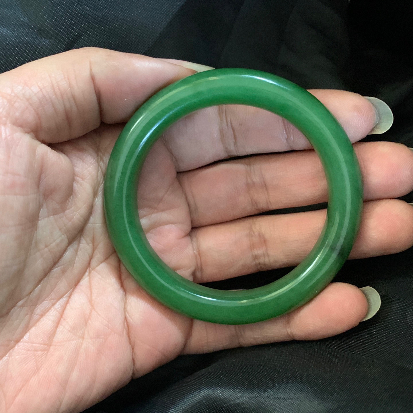 55.8圈口和田玉碧玉苹果绿手镯，和田玉55.8圈口碧玉手镯，镯型古朴典雅。在诗情画意的雨巷相遇，你是我腕间的一抹风情，有你眸有深情.清风荡漾湖间静水，我愿俯身低眉，在烟波涟漪处寻