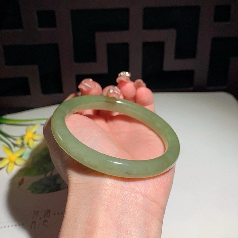 和田玉61圈口黄口料手镯！玉质细腻油润 底色纯净 无纹裂 脂粉好，品质好！