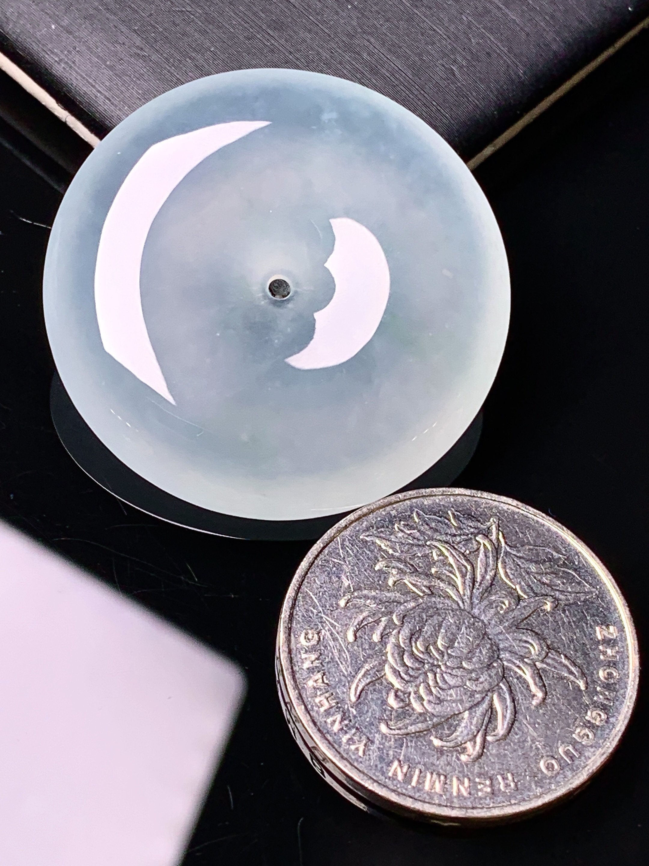 冰种平安扣吊坠 玉质细腻 色泽艳丽清新 水润亮眼 整体尺寸33.8*6.3x1