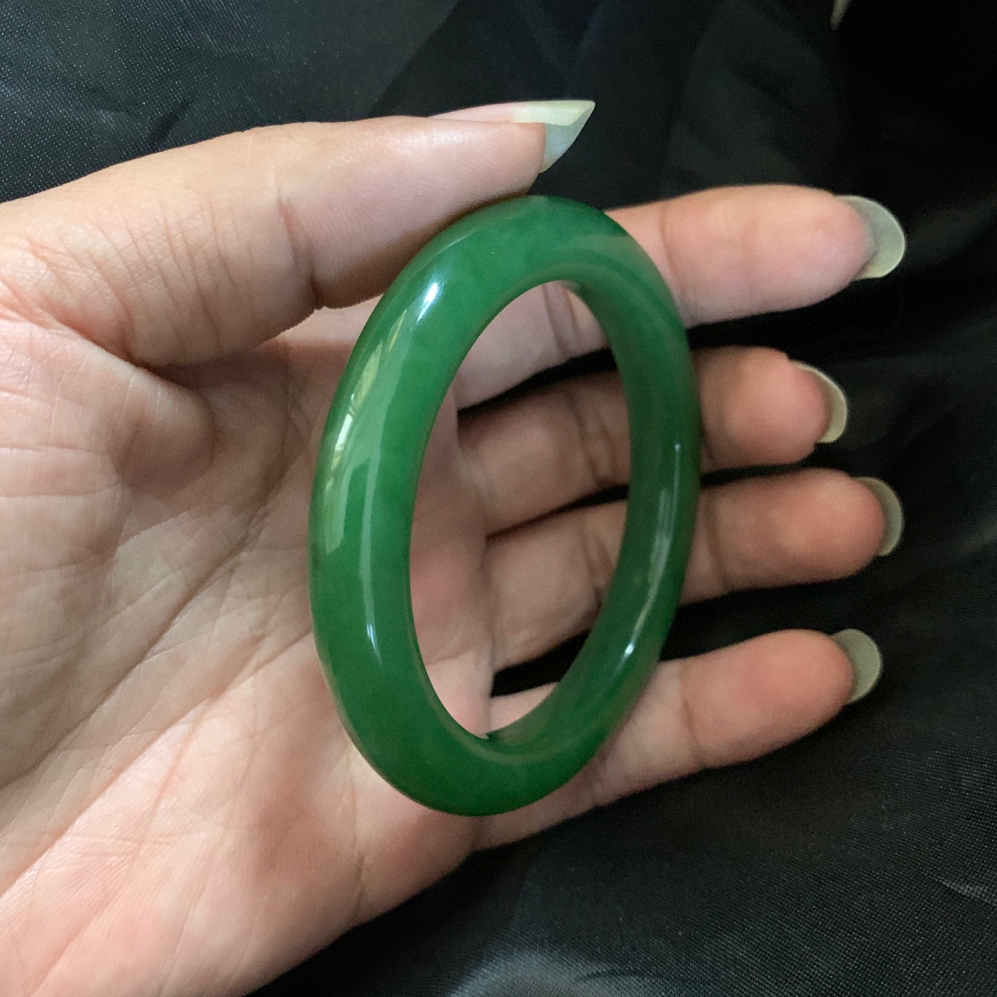 55.8圈口和田玉碧玉苹果绿手镯，和田玉55.8圈口碧玉手镯，镯型古朴典雅。在诗情画意的雨巷相遇，你