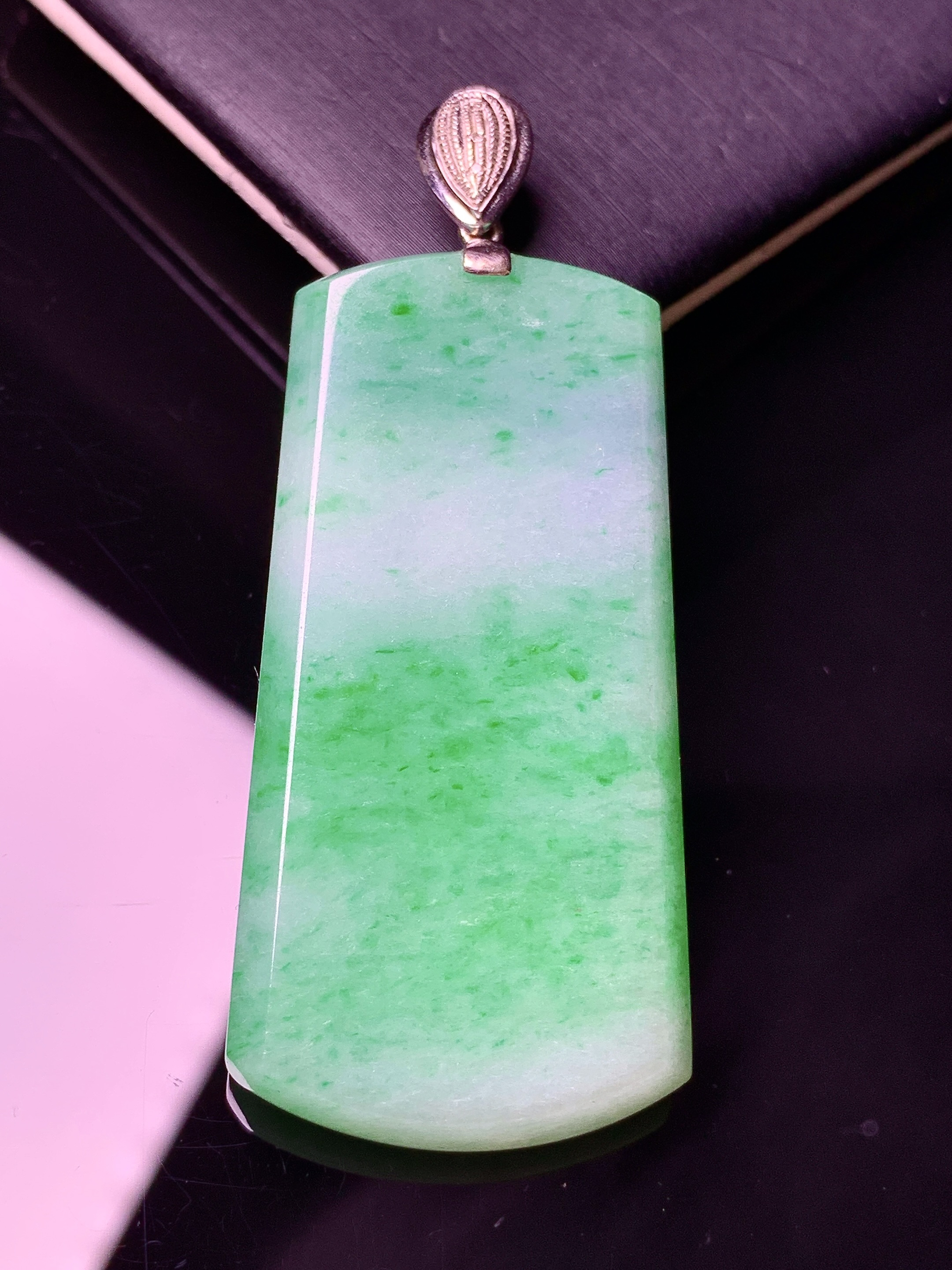 18k金镶嵌飘绿无事牌吊坠 玉质细腻 色泽艳丽清新 水润亮眼 整体尺寸59.6*24*5.8g2