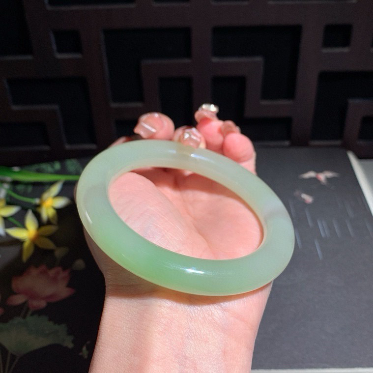 收藏款，和田玉59圈口翠青肥圆条手镯！玉质细腻油润 底色纯净 无裂无杂 脂粉好，品质高