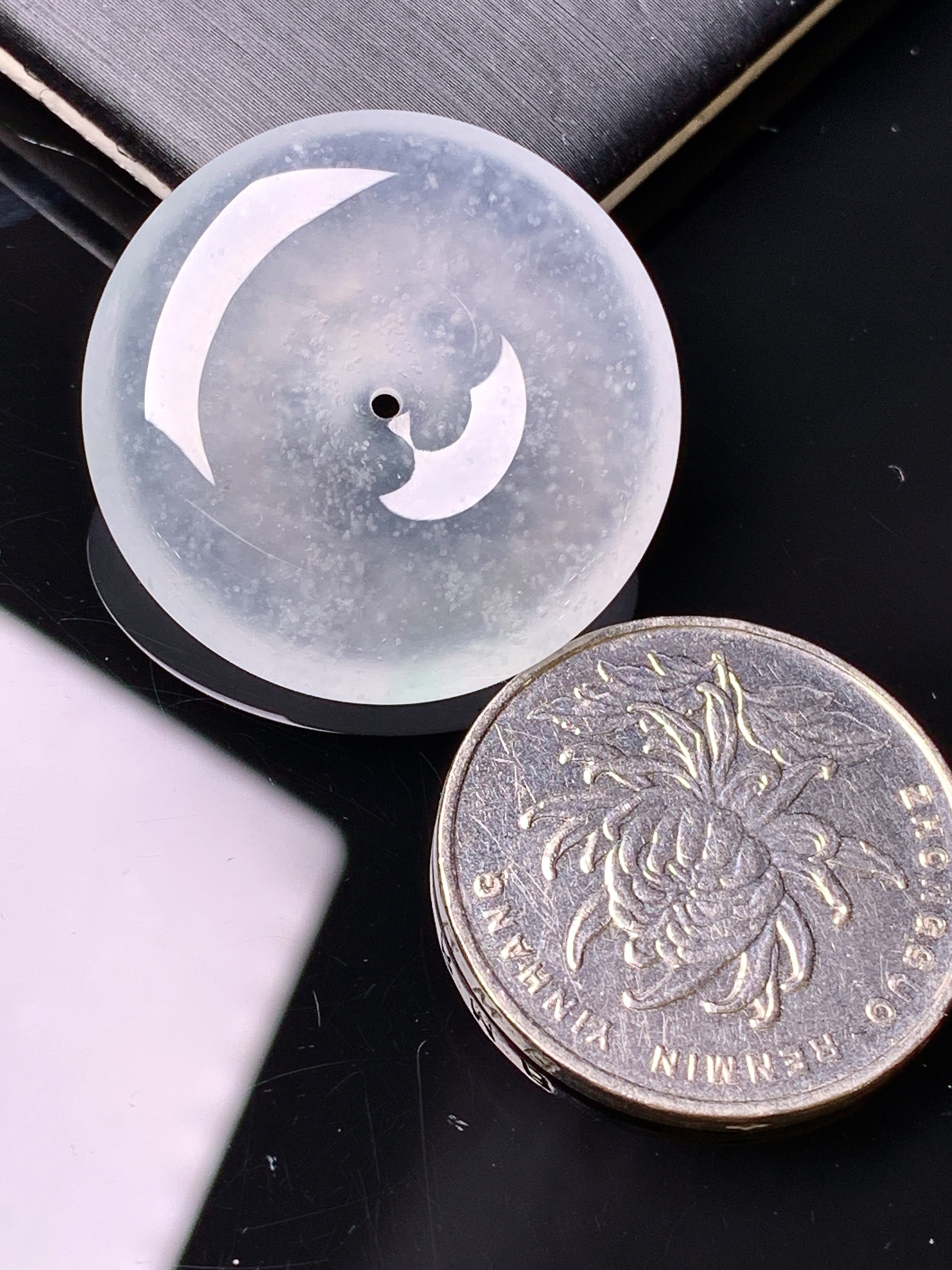 冰种平安扣吊坠 玉质细腻 色泽艳丽清新 水润亮眼 整体尺寸28*6x1