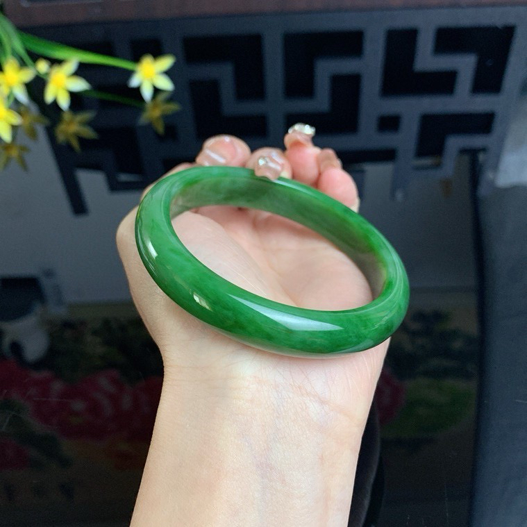 和田玉碧玉62.5圈口阳绿色碧玉手镯！玉质细腻油润 底色纯净 无裂无杂 脂粉好，品质高。