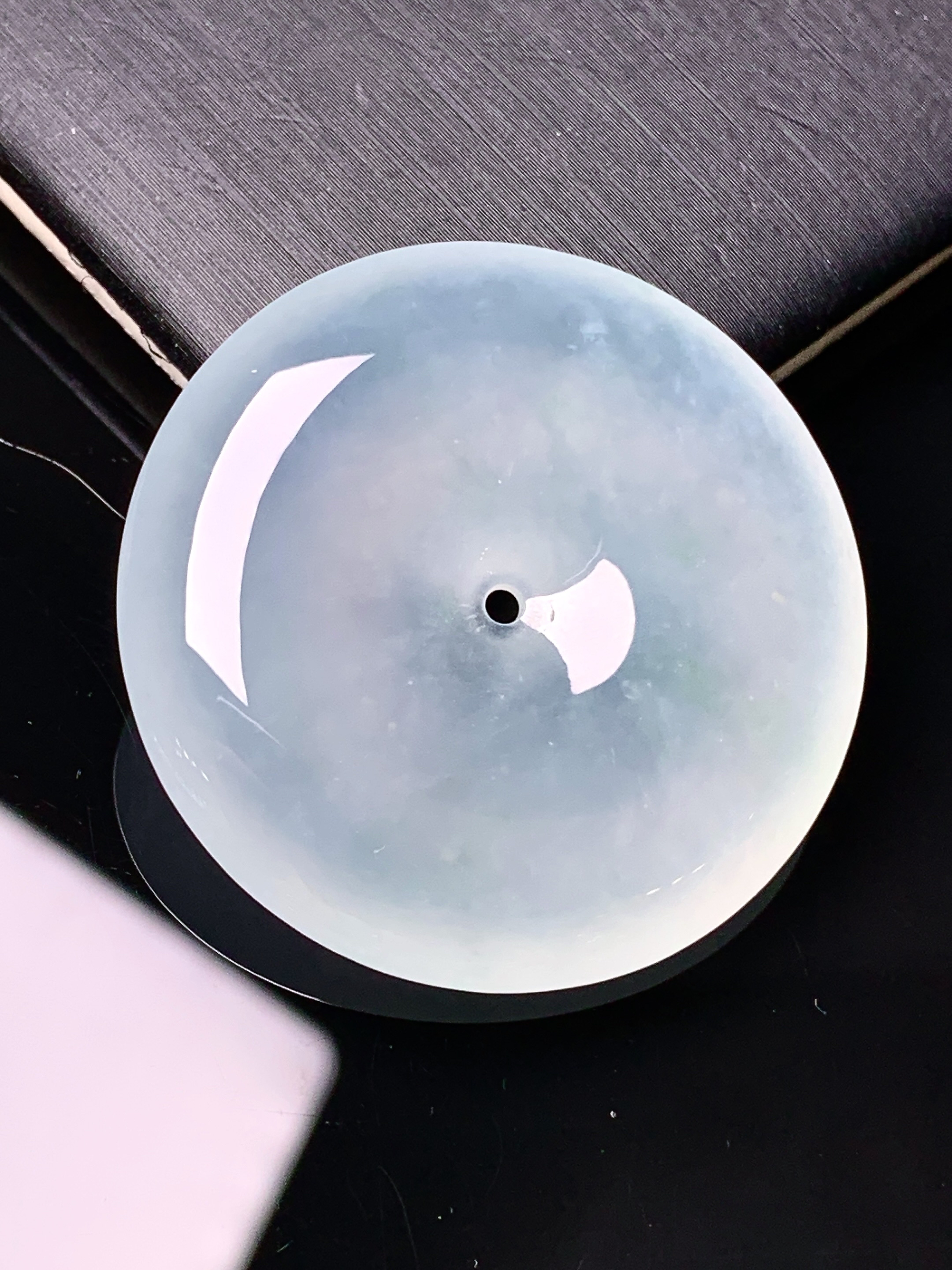 冰种平安扣吊坠 玉质细腻 色泽艳丽清新 水润亮眼 整体尺寸33.8*6.3x1