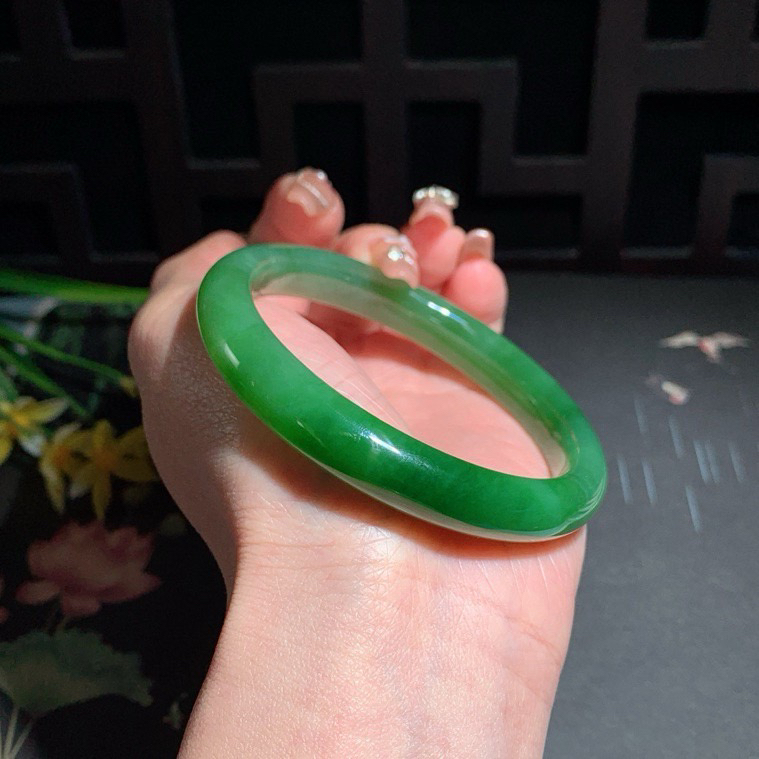 和田玉59圈口阳绿色猫眼碧玉手镯！玉质细腻油润 底色纯净 无裂无棉 脂粉好，品质高。
