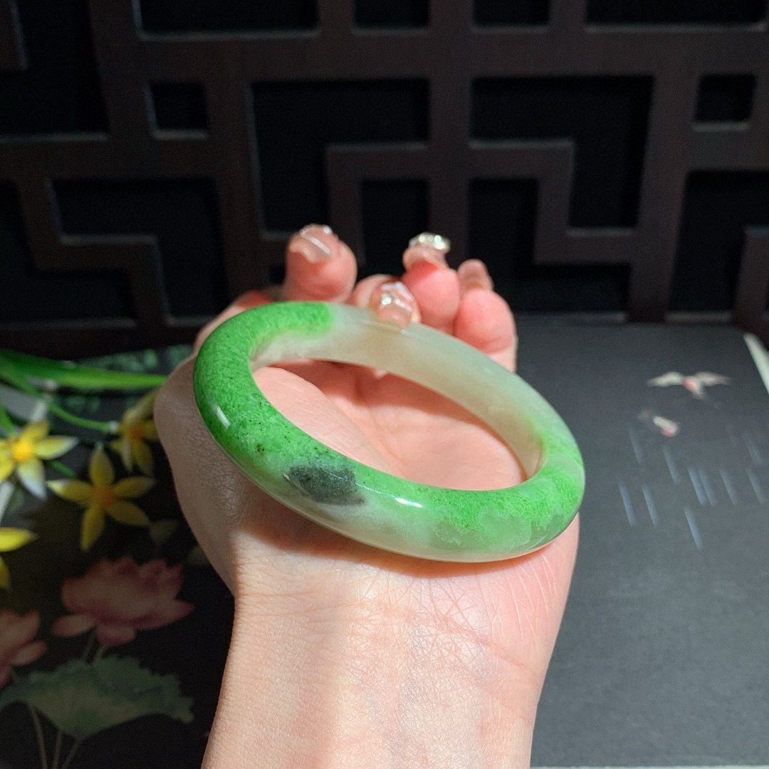 和田玉56圈口翠青手镯！玉质细腻油润 底色纯净 无纹裂 脂粉好，品质高