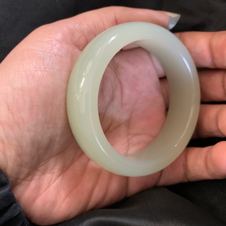 宽版，54圈口和田玉青白色手镯，和田玉54圈口手镯，镯型古朴典雅。在诗情画意的雨巷相遇，你是我腕间的一抹风情，有你眸有深情.清风荡漾湖间静水，我愿俯身低眉，在烟波涟漪处寻