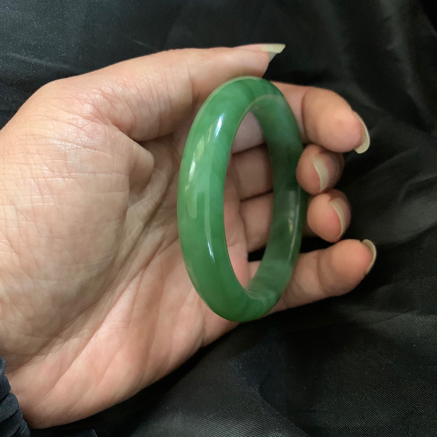 54.5圈口和田玉碧玉冰底果绿色手镯，和田玉54.5圈口碧玉手镯，镯型古朴典雅。在诗情画意的雨巷相遇，你是我腕间的一抹风情，有你眸有深情.清风荡漾湖间静水，我愿俯身低眉，在烟波涟漪处寻