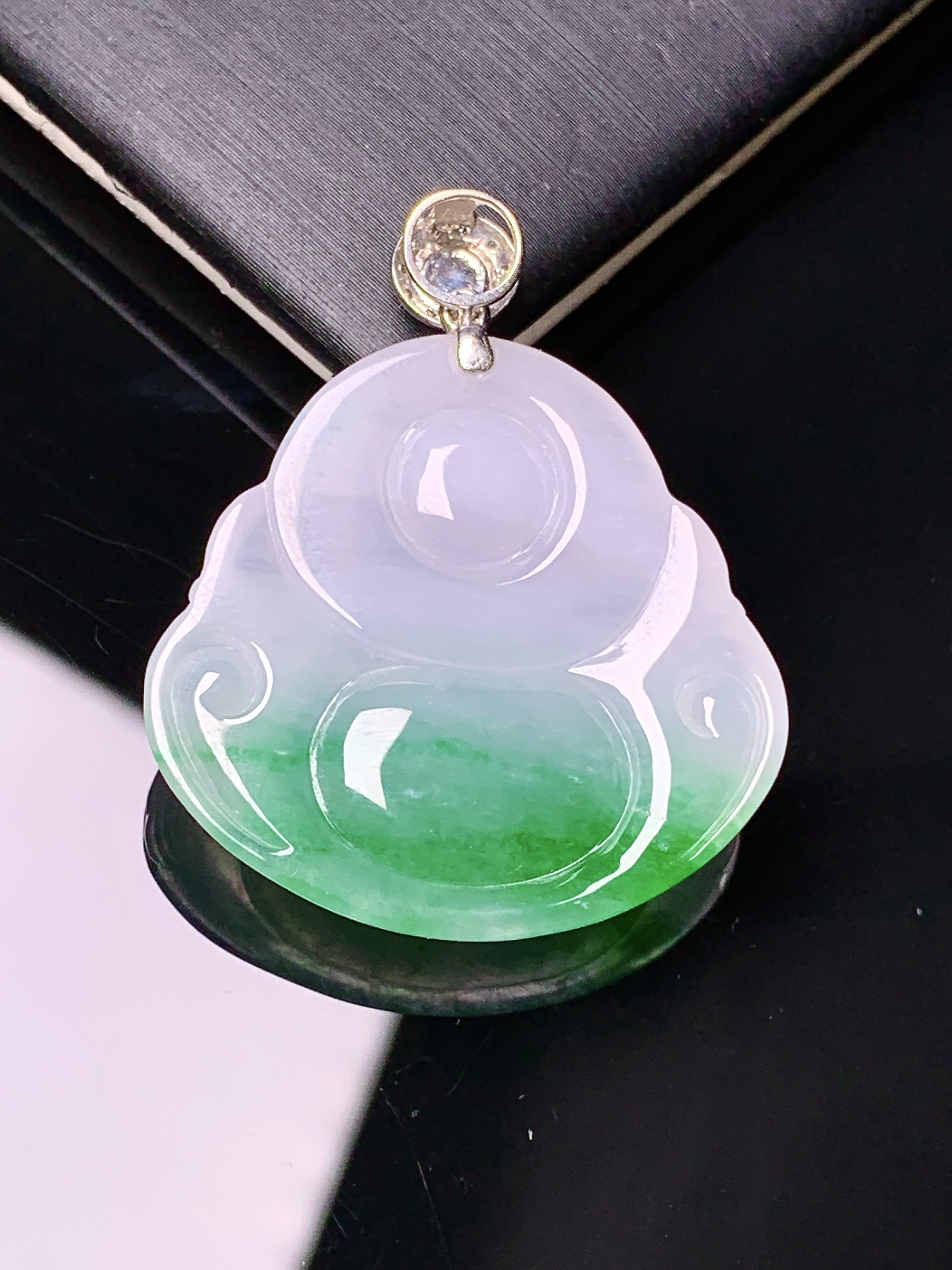 18k金钻镶嵌飘绿佛公吊坠 玉质细腻 色泽艳丽清新 水润亮眼 整体尺寸34.7*28.2*6x1