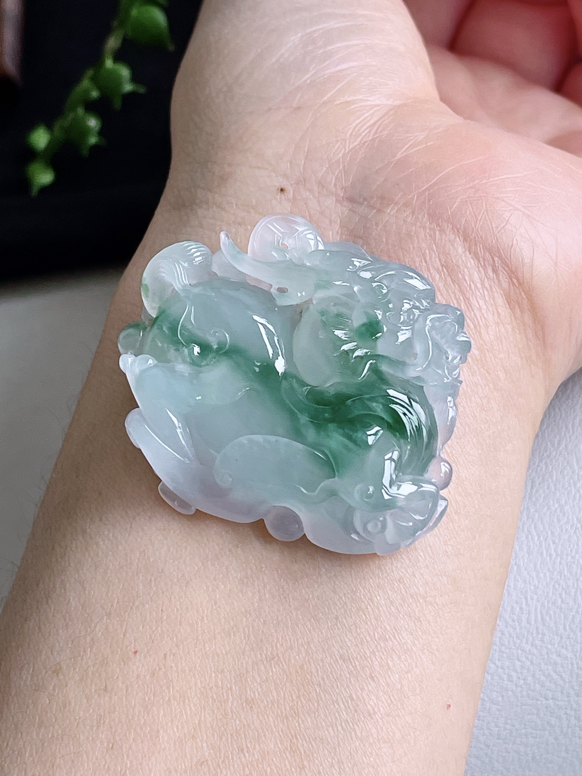 【裸石】冰飘花麒麟吊坠
【说明】缅料 性价比高  
【尺寸】38.8-42-11.7