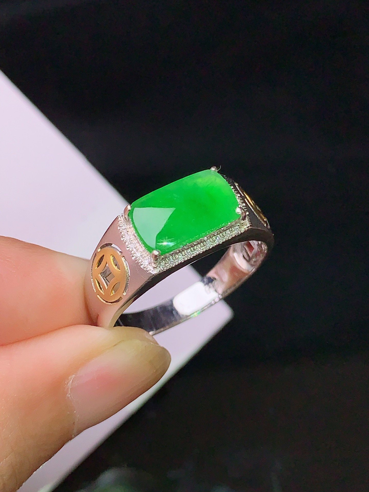 18k金钻镶嵌翠绿马鞍戒指 玉质细腻 色泽清新艳丽 圈口18.5 裸石尺寸6*10.2*2yz