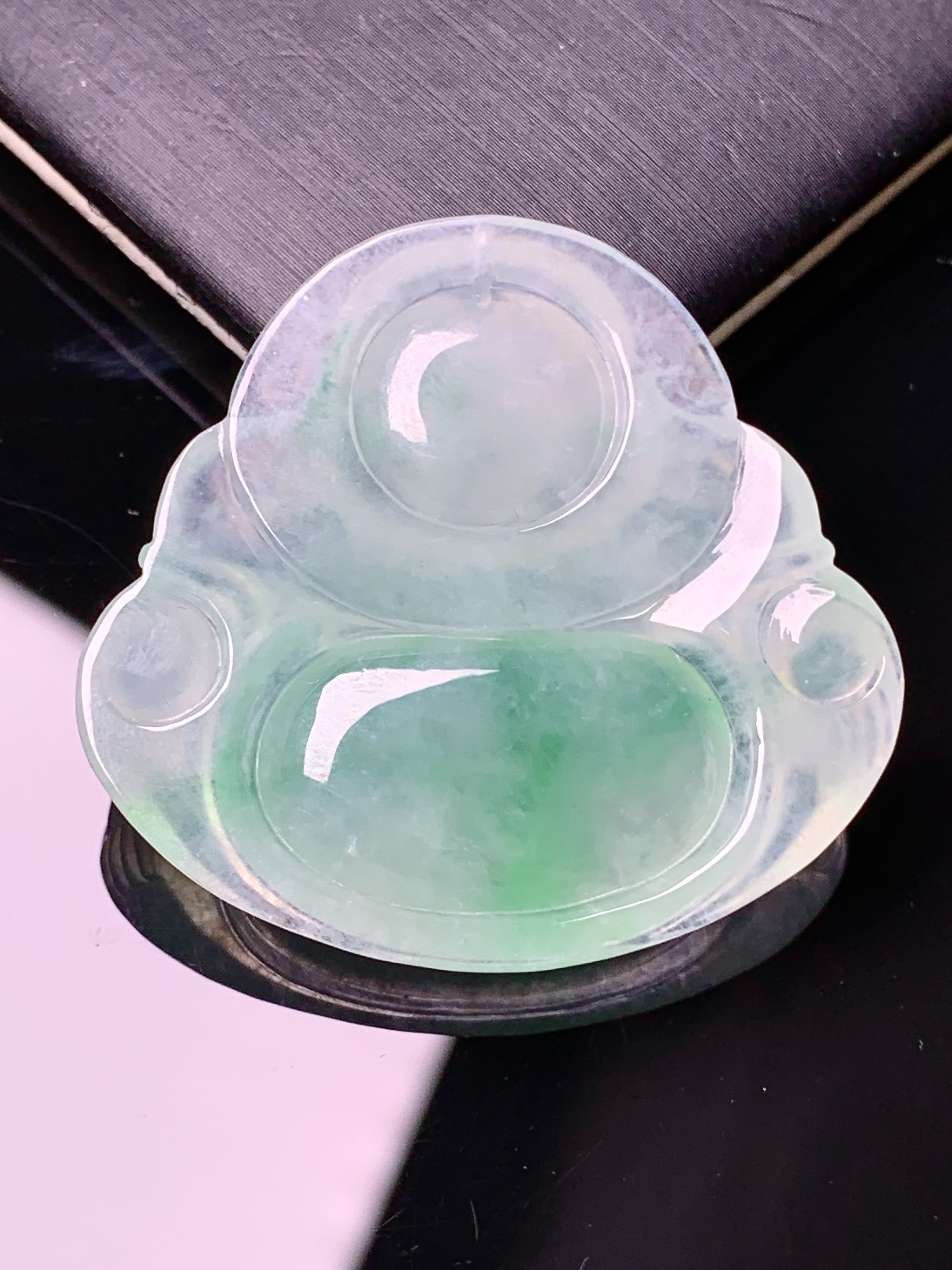 冰种飘绿佛公吊坠 玉质细腻 色泽艳丽清新 水润亮眼 整体尺寸33.2*35.6*6.2x1