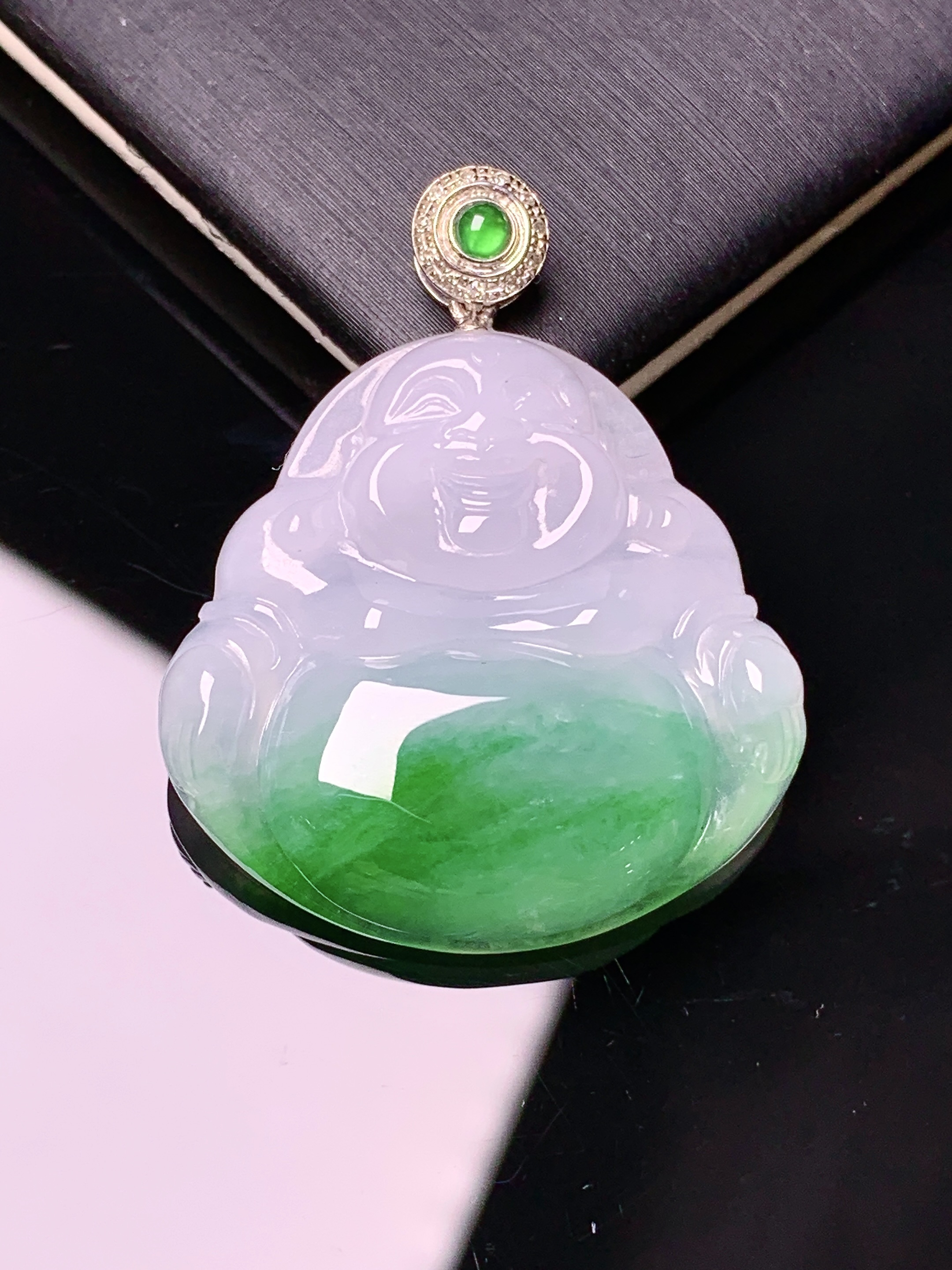 18k金钻镶嵌飘绿佛公吊坠 玉质细腻 色泽艳丽清新 水润亮眼 整体尺寸34.7*28.2*6x1